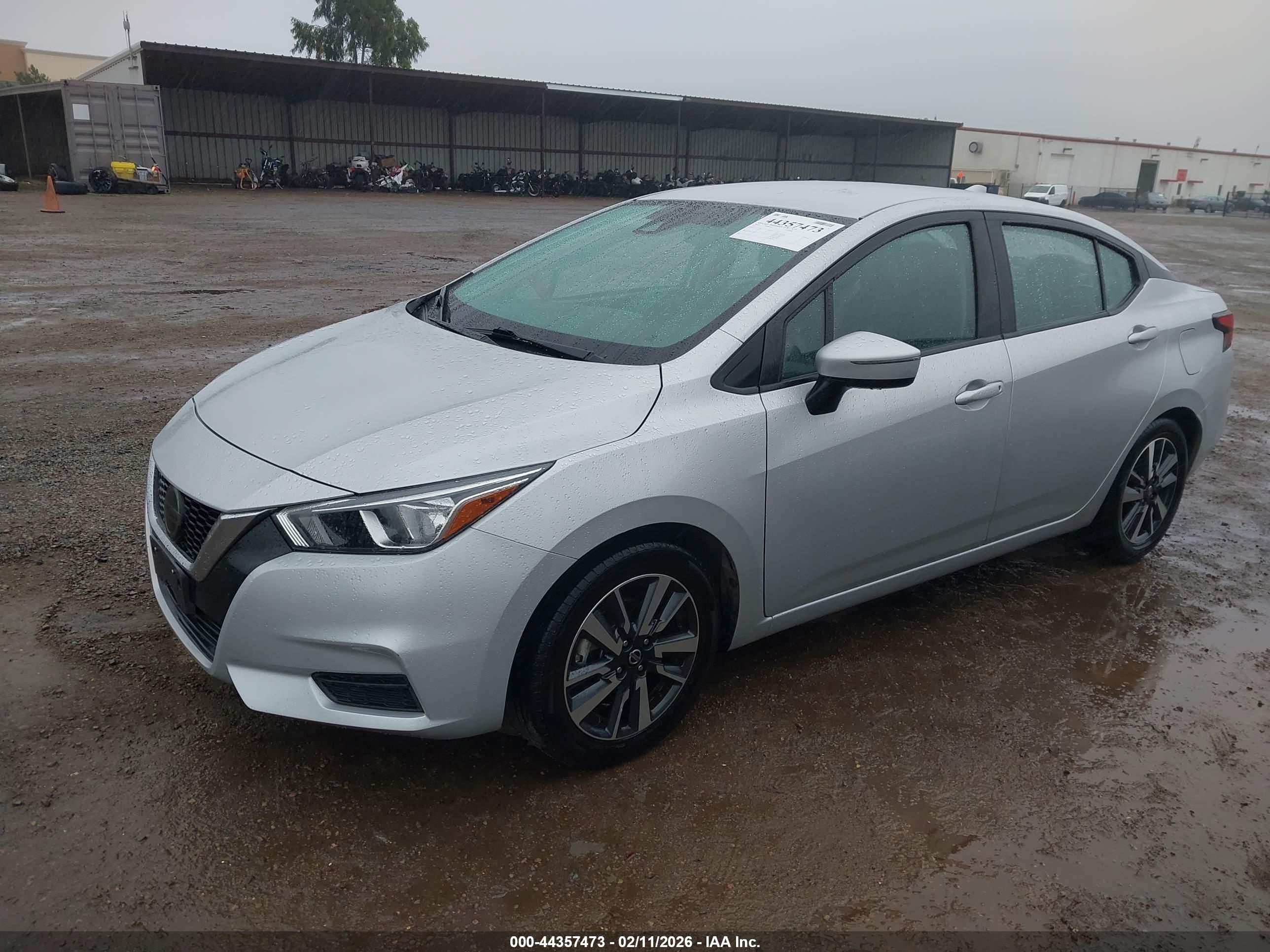 NISSAN VERSA image 2