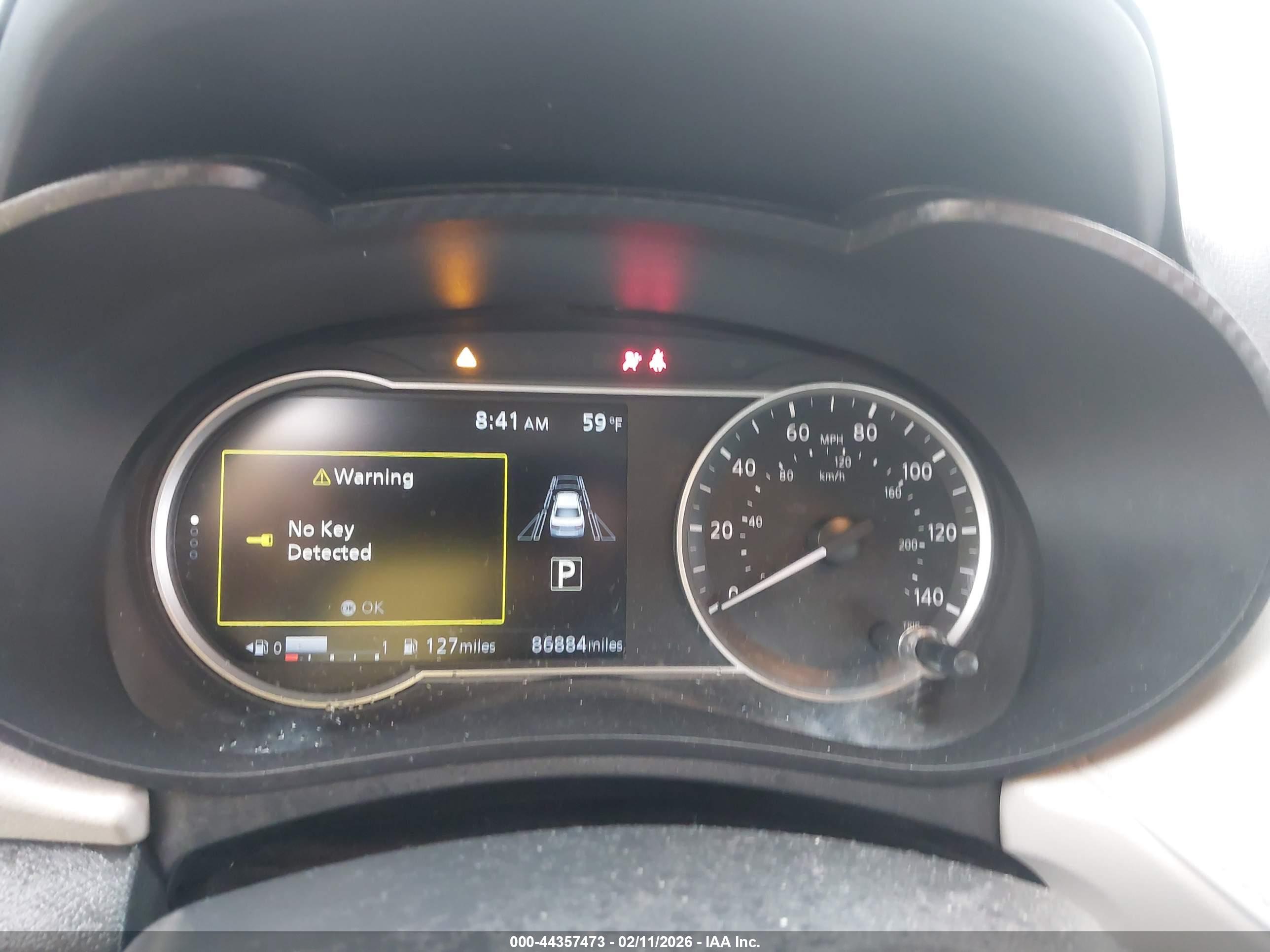 NISSAN VERSA image 7