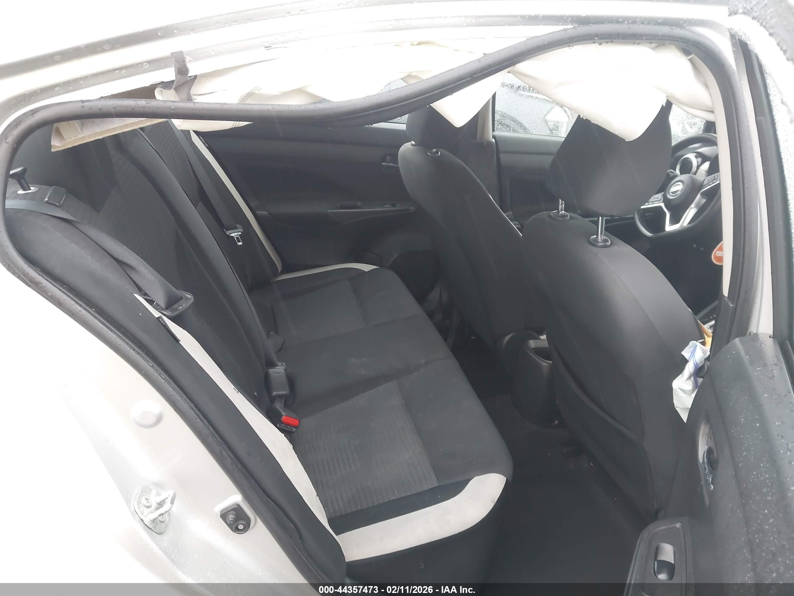 NISSAN VERSA image 8