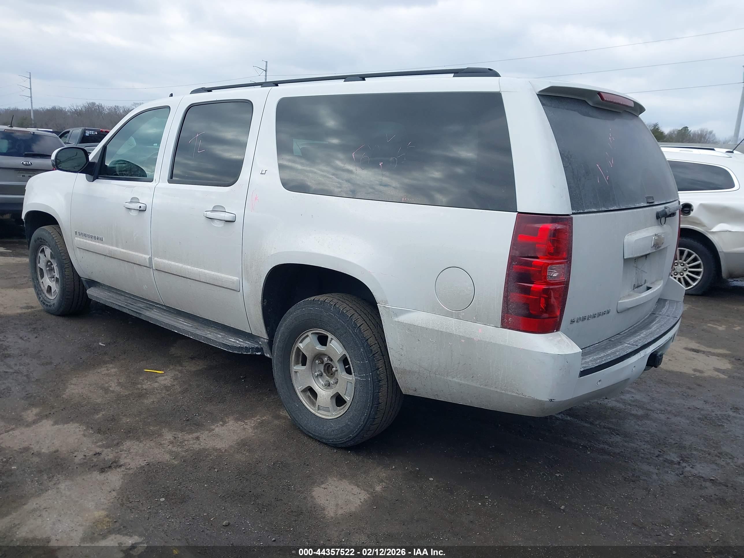 CHEVROLET SUBURBAN image 3