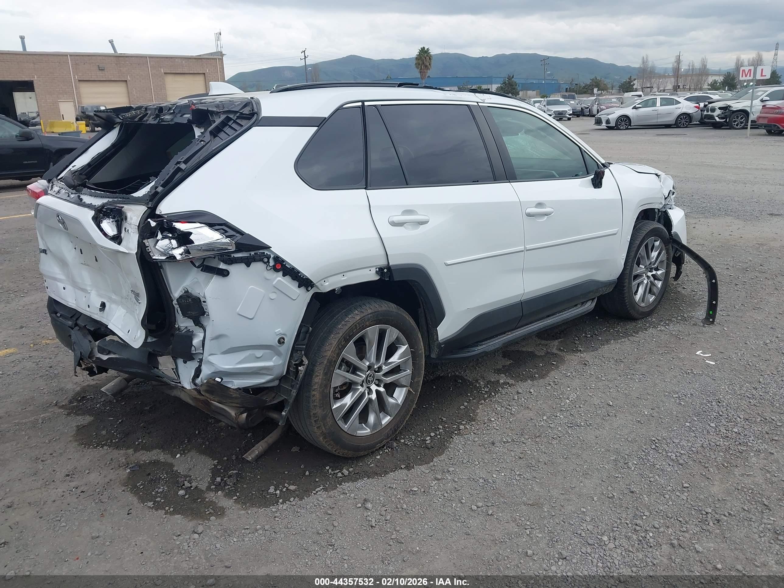 TOYOTA RAV4 image 4