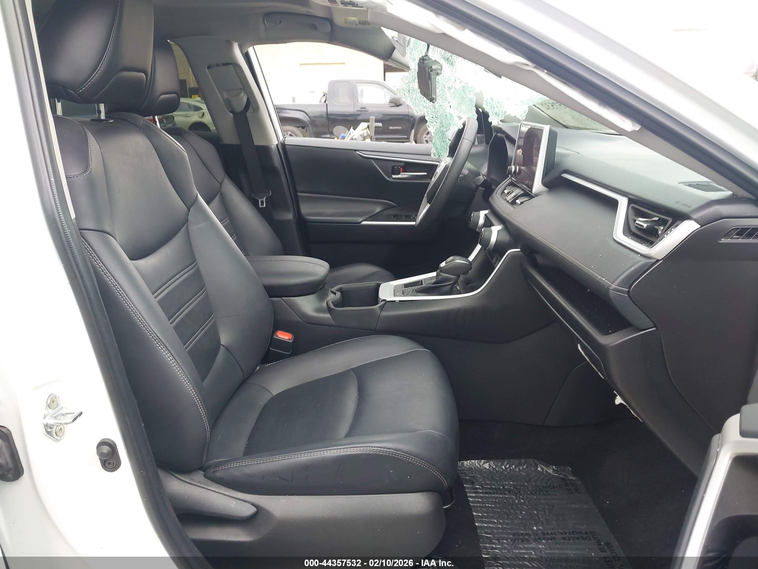 TOYOTA RAV4 image 5