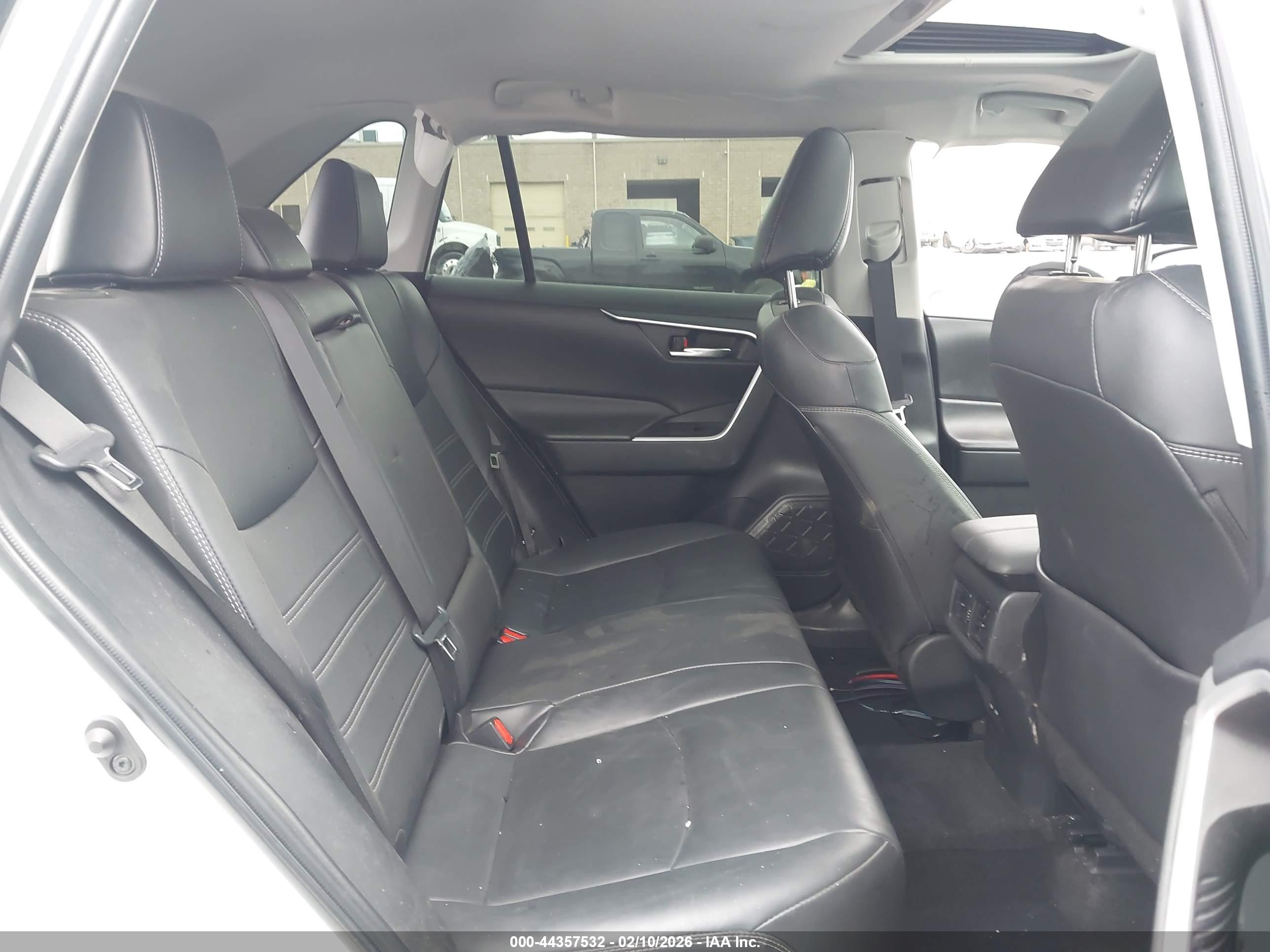 TOYOTA RAV4 image 8