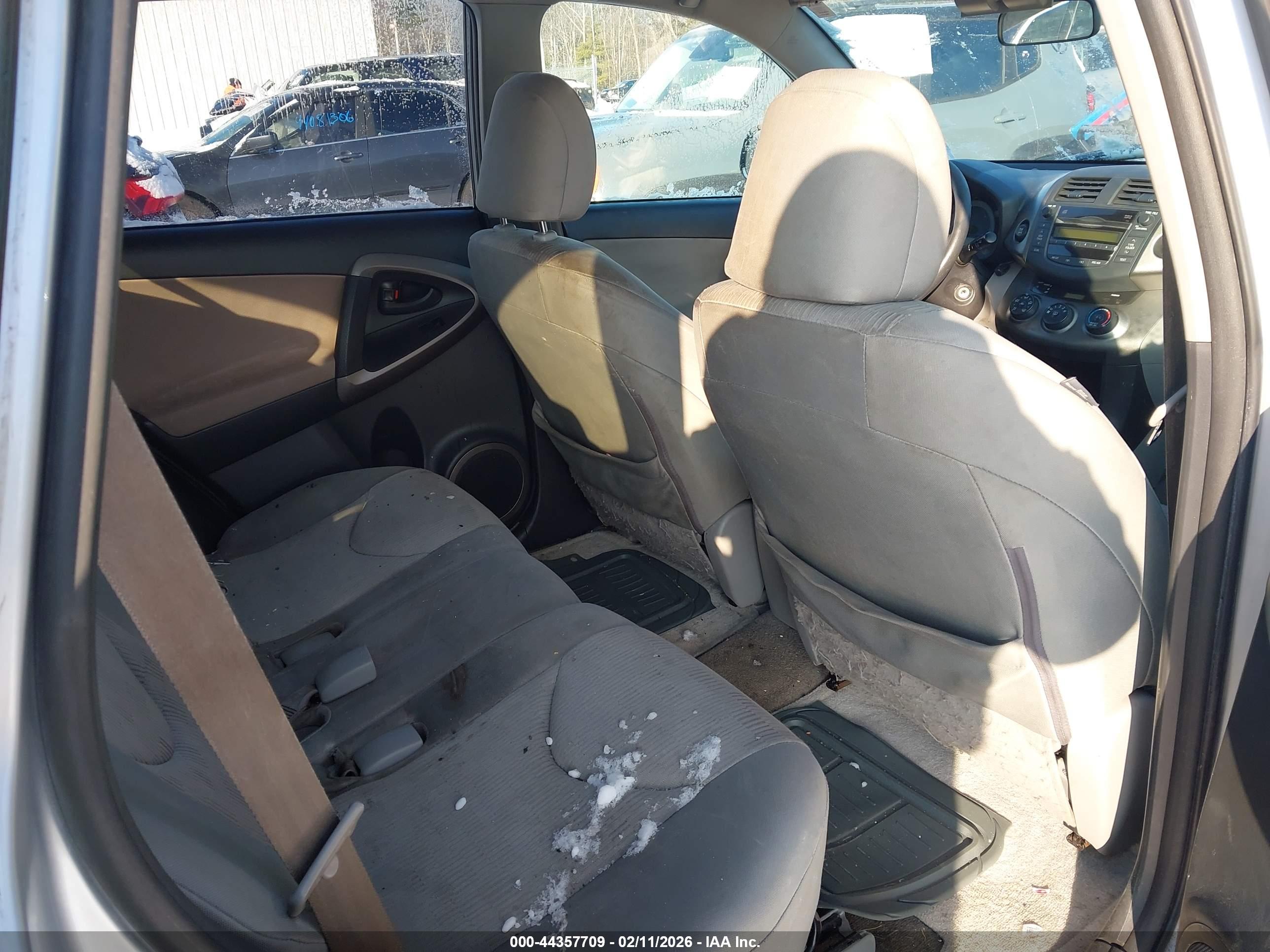 TOYOTA RAV4 image 8