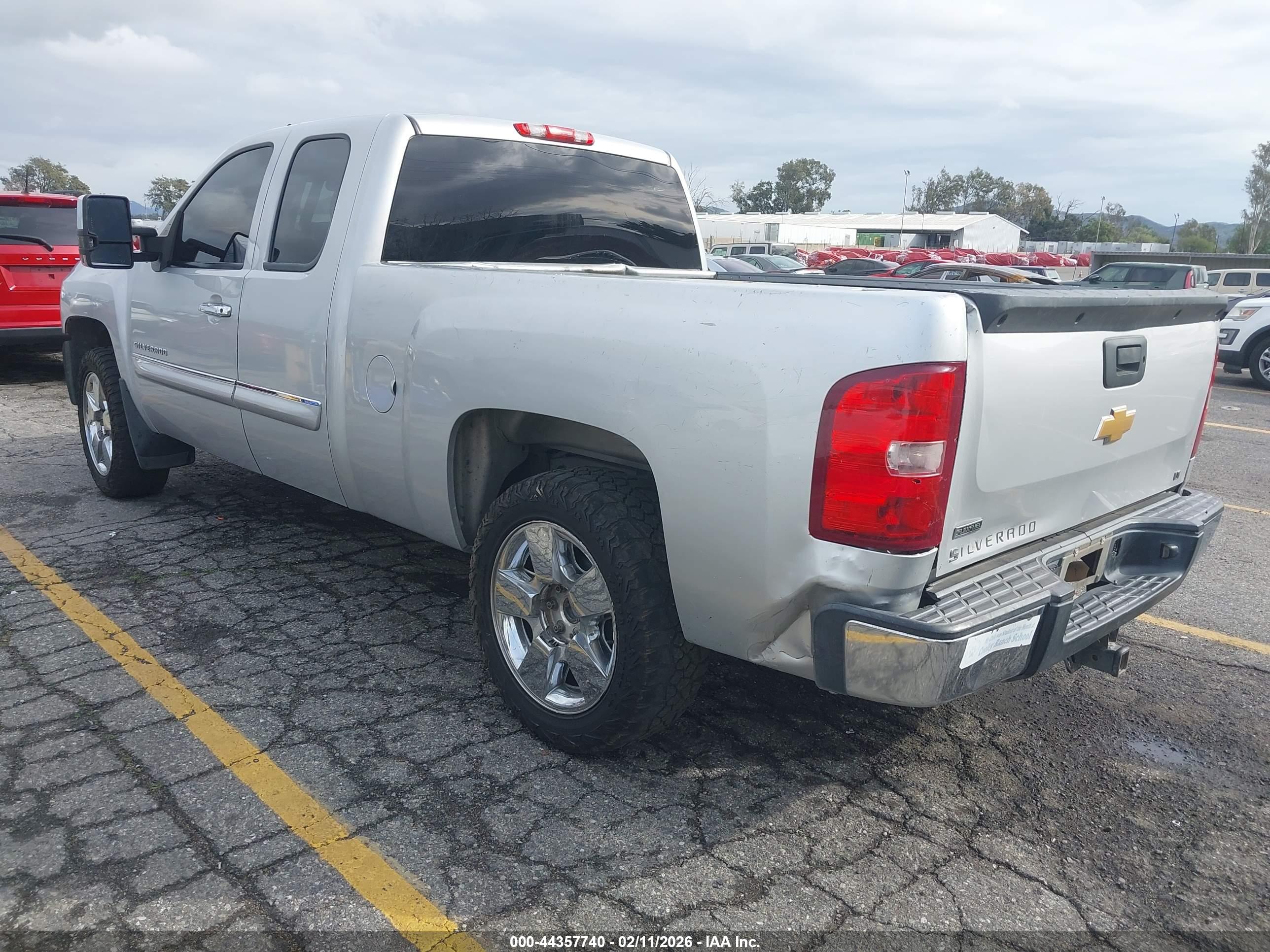 CHEVROLET SILVERADO image 3