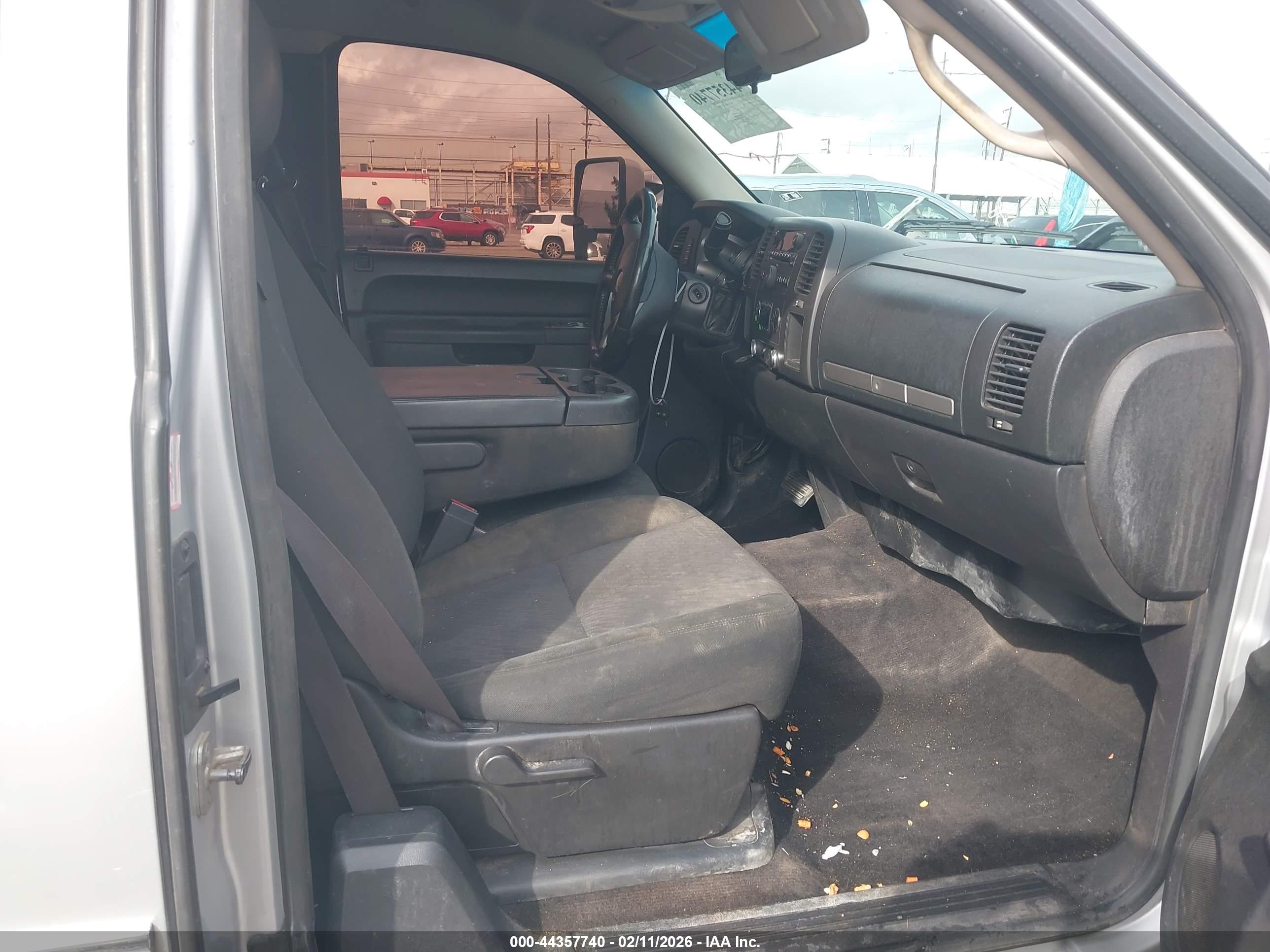 CHEVROLET SILVERADO image 5
