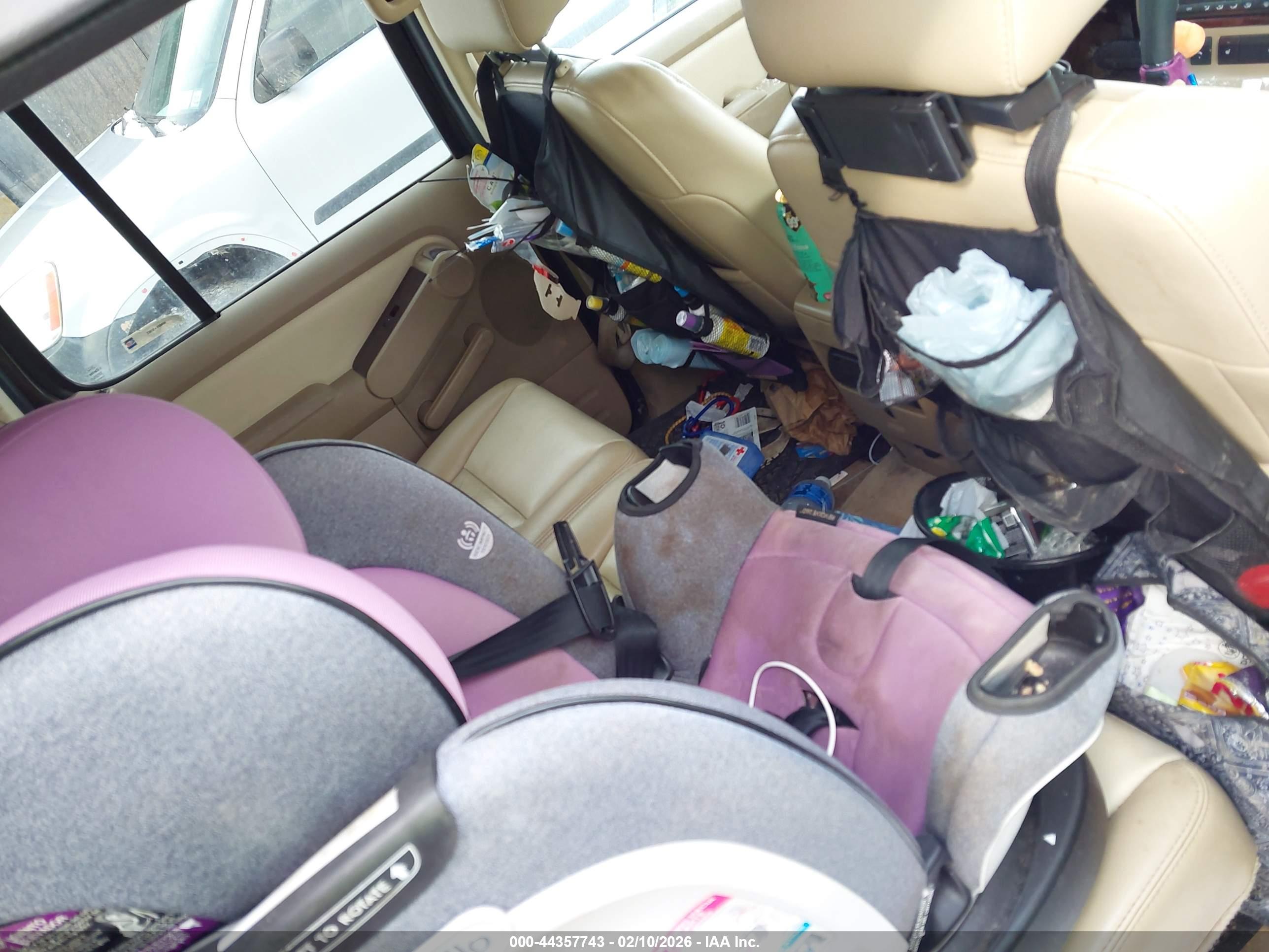 FORD EXPLORER image 8