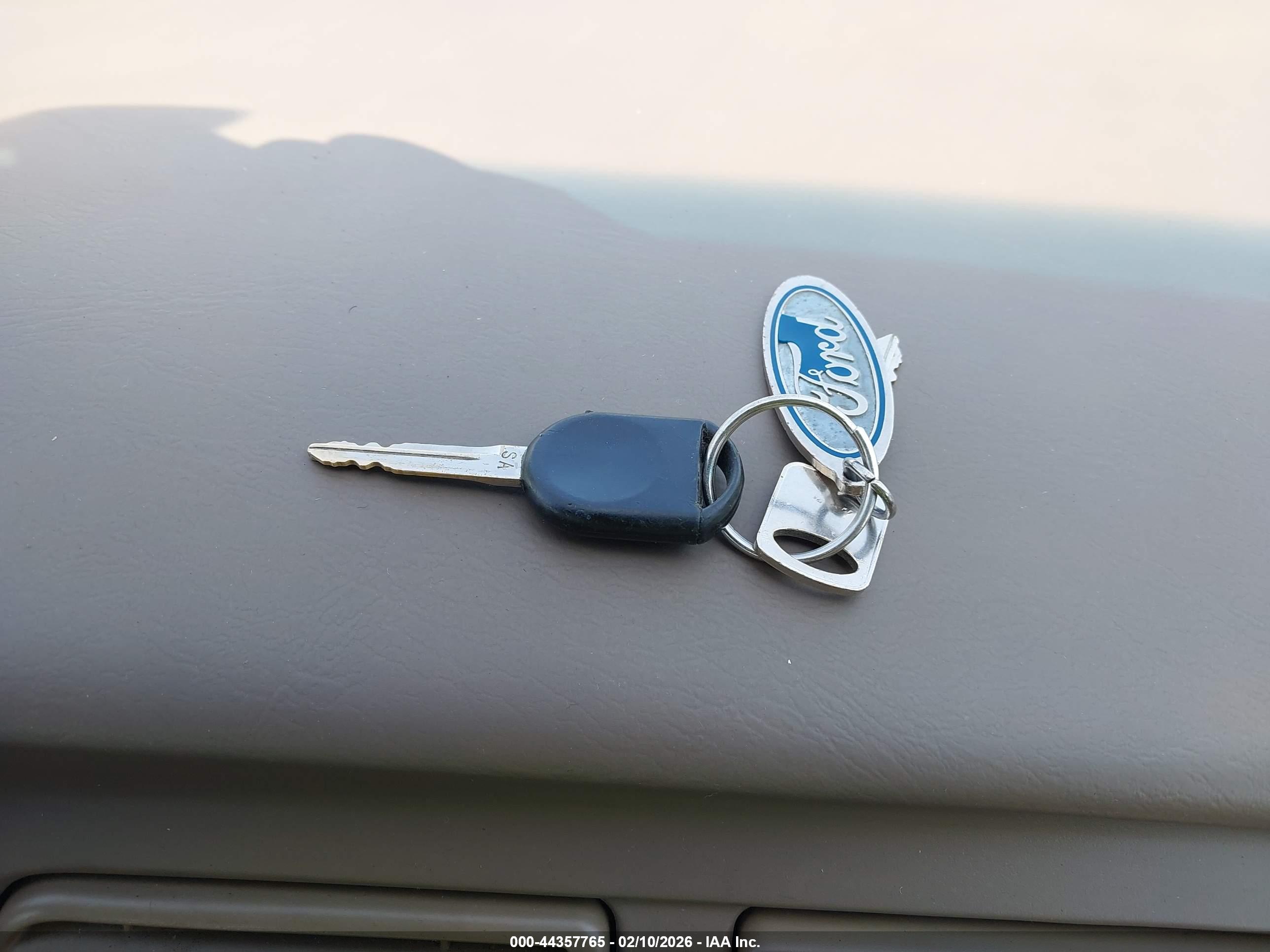 FORD TAURUS image 11