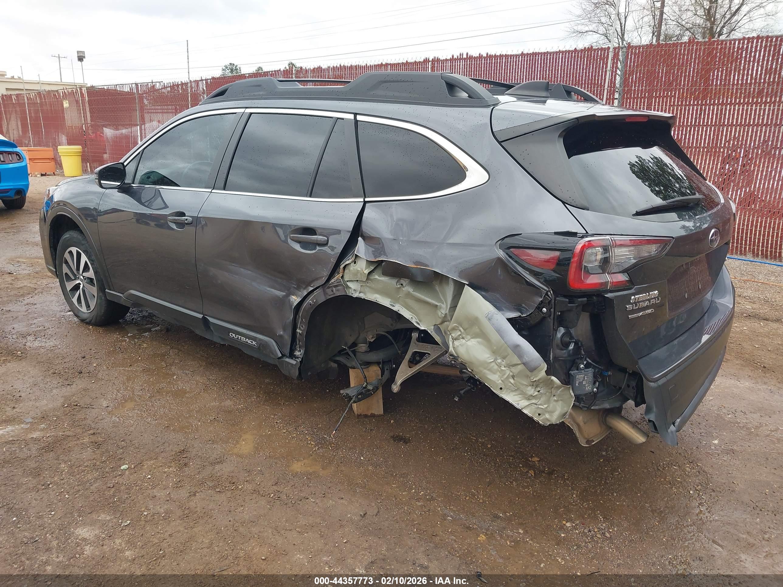 SUBARU OUTBACK image 3