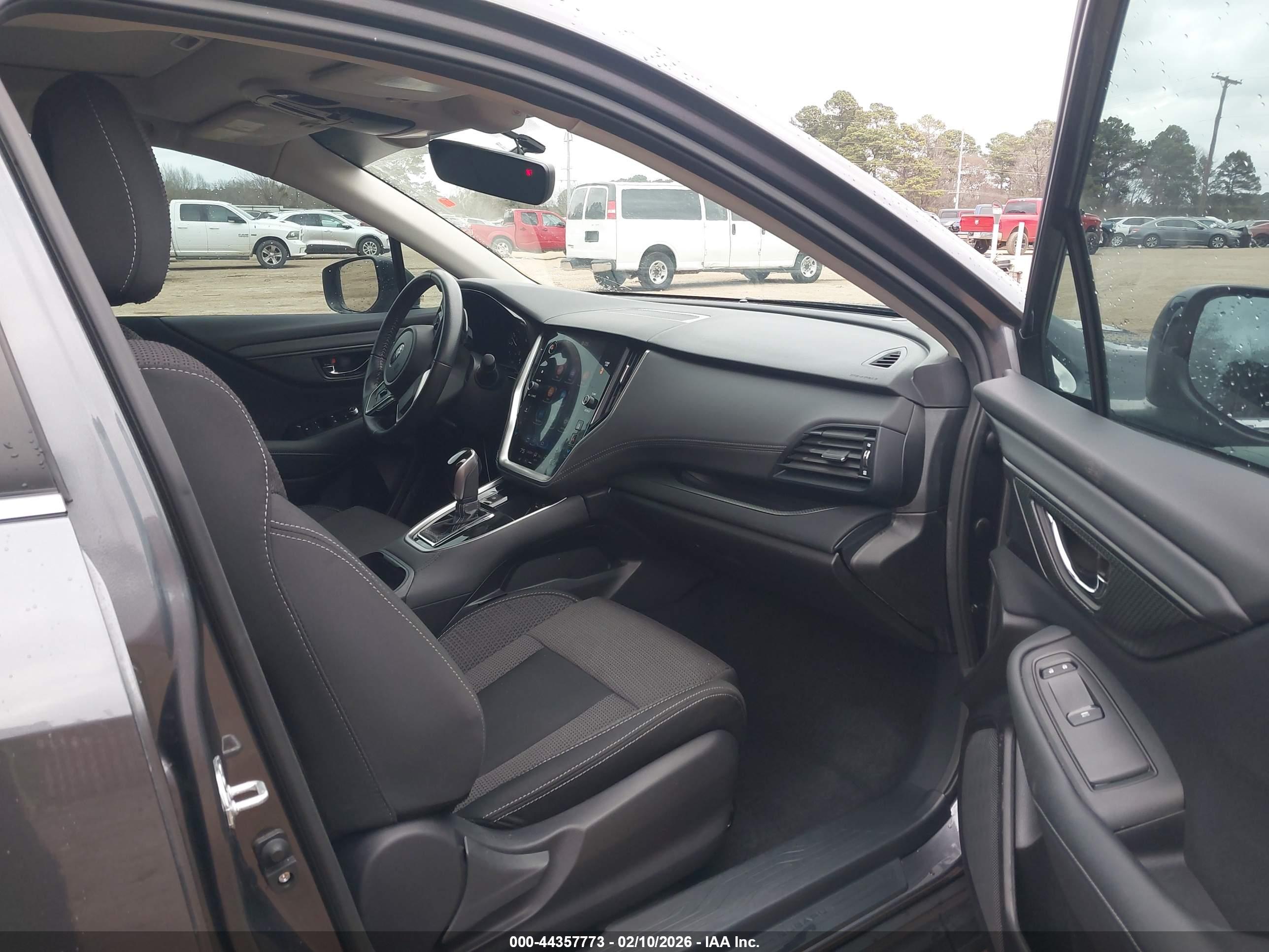 SUBARU OUTBACK image 5