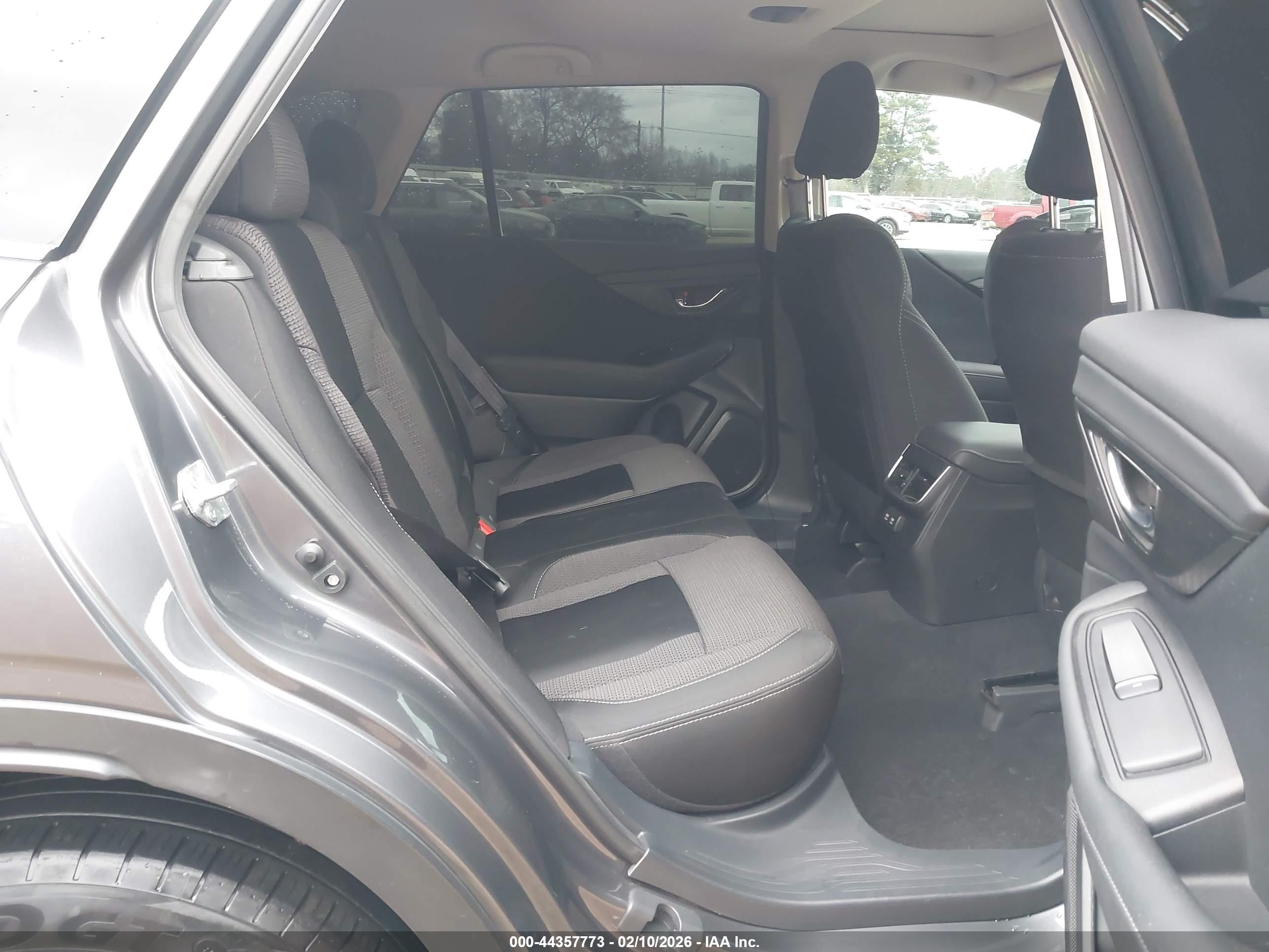 SUBARU OUTBACK image 8
