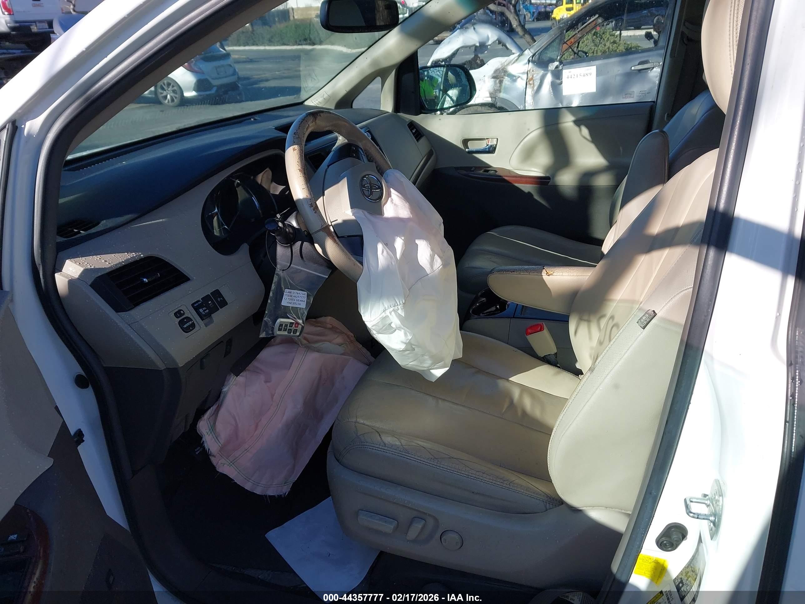 TOYOTA SIENNA image 5