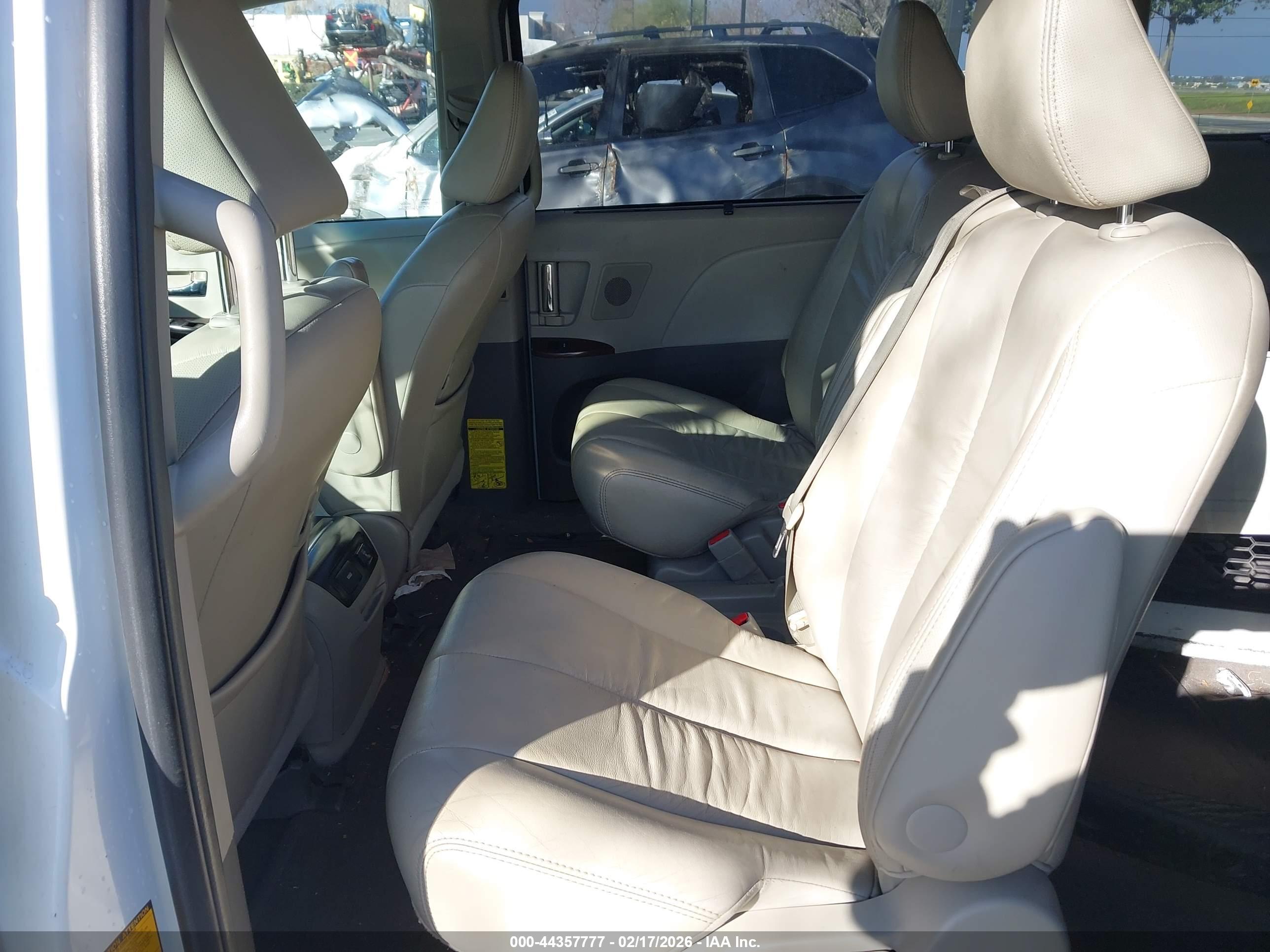 TOYOTA SIENNA image 8