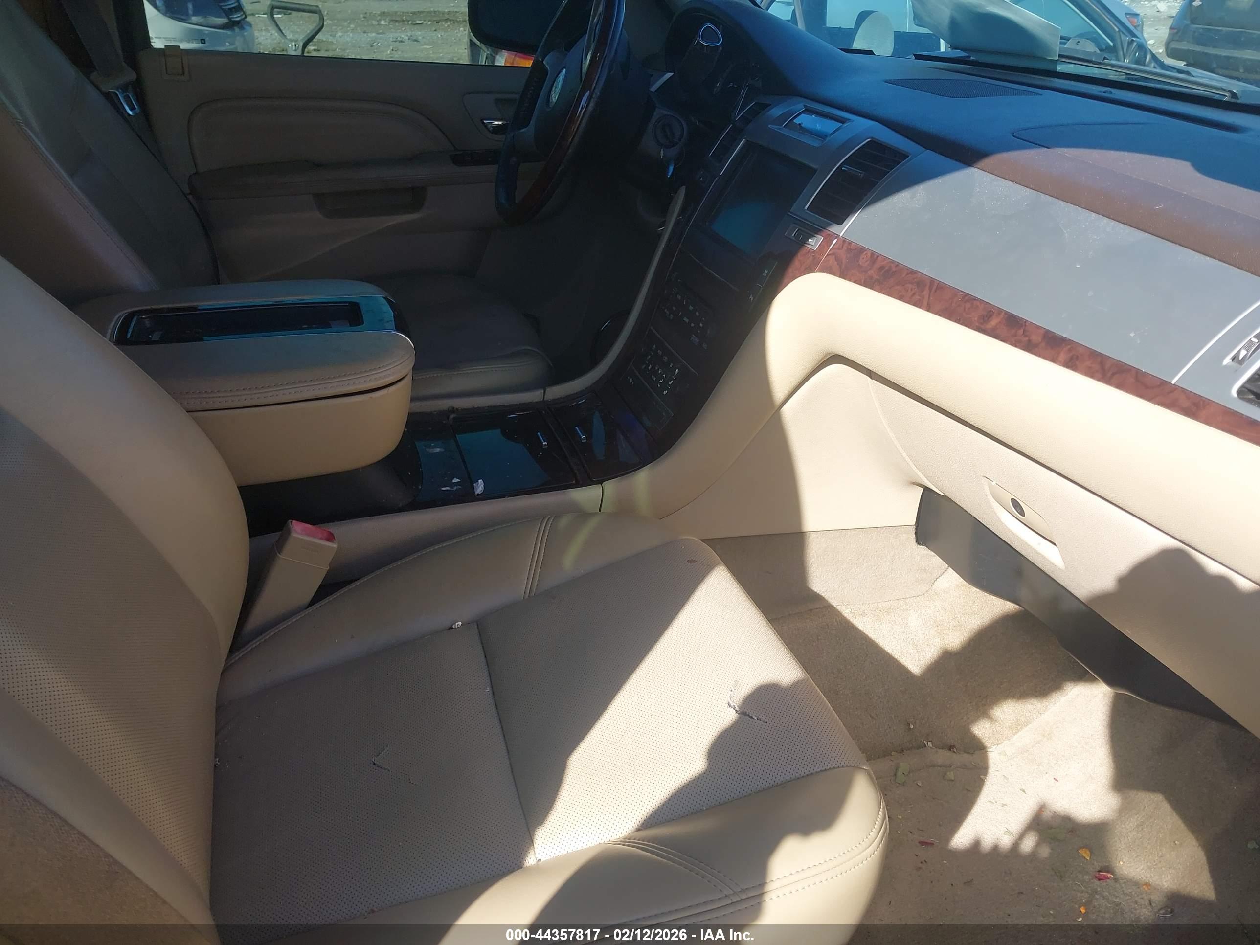 CADILLAC ESCALADE image 5