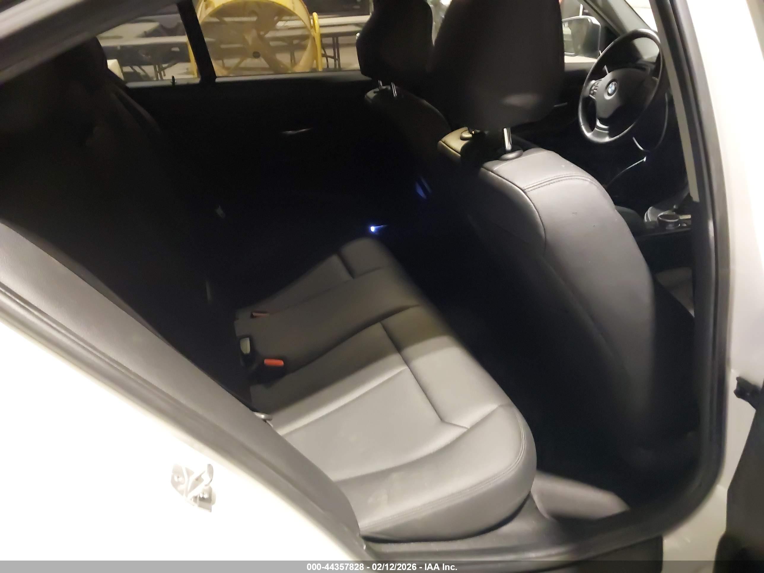 BMW 320I image 8