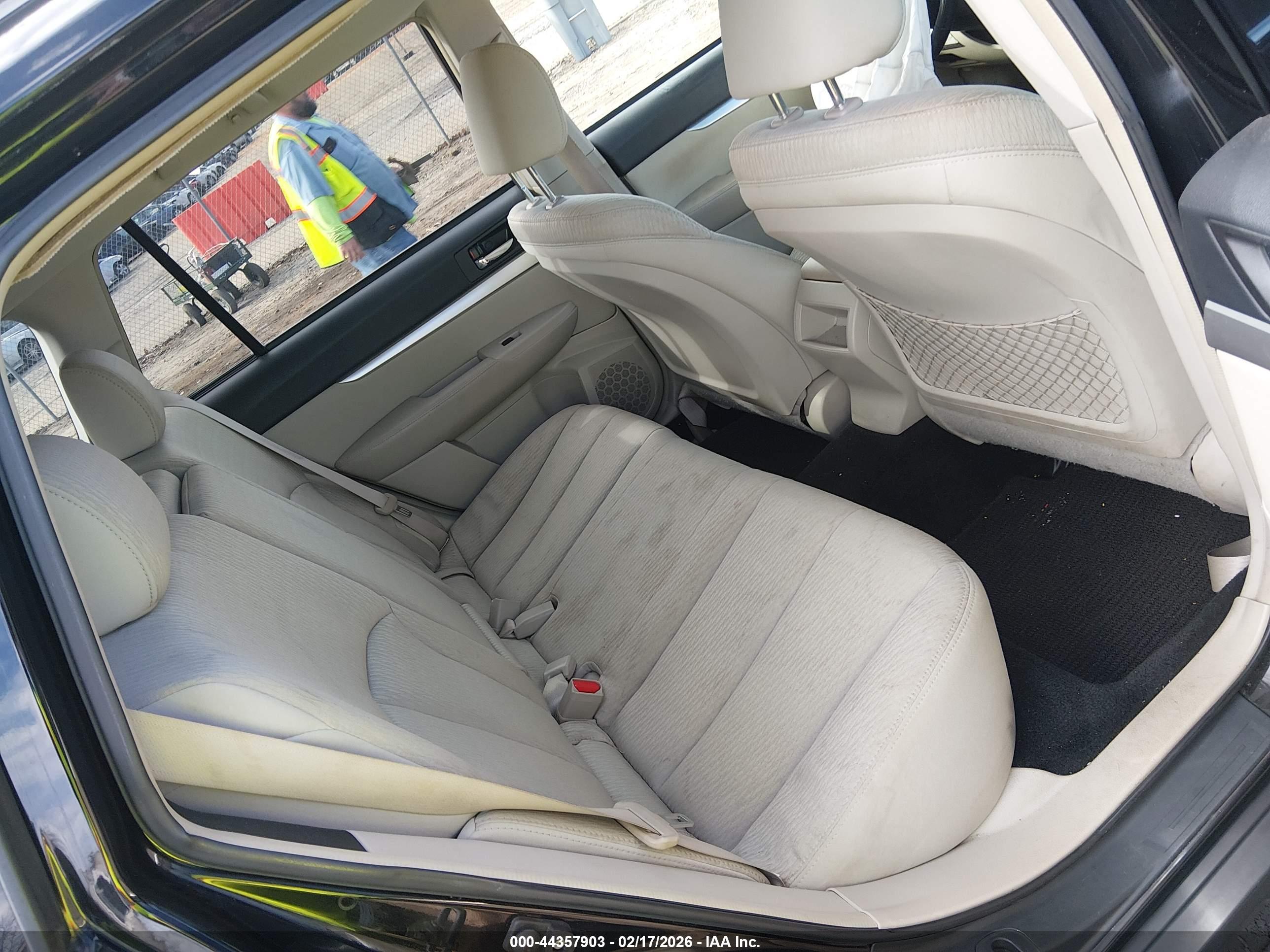 SUBARU OUTBACK image 8