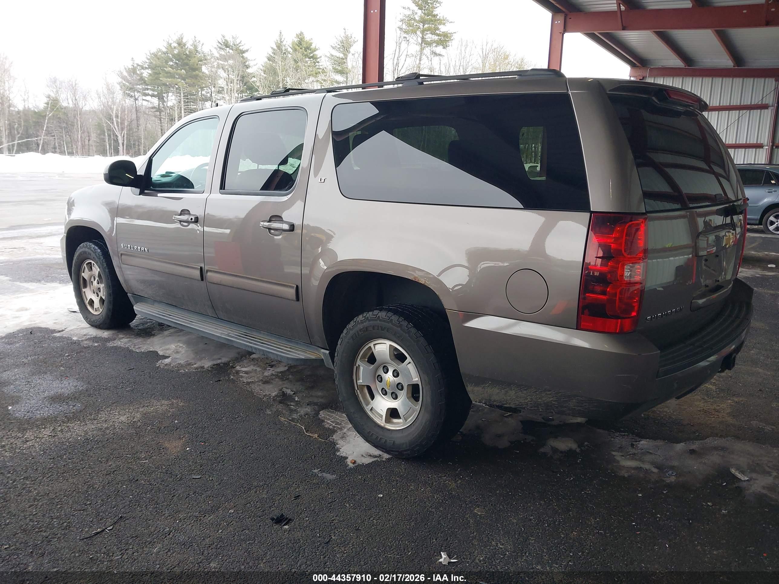 CHEVROLET SUBURBAN image 3