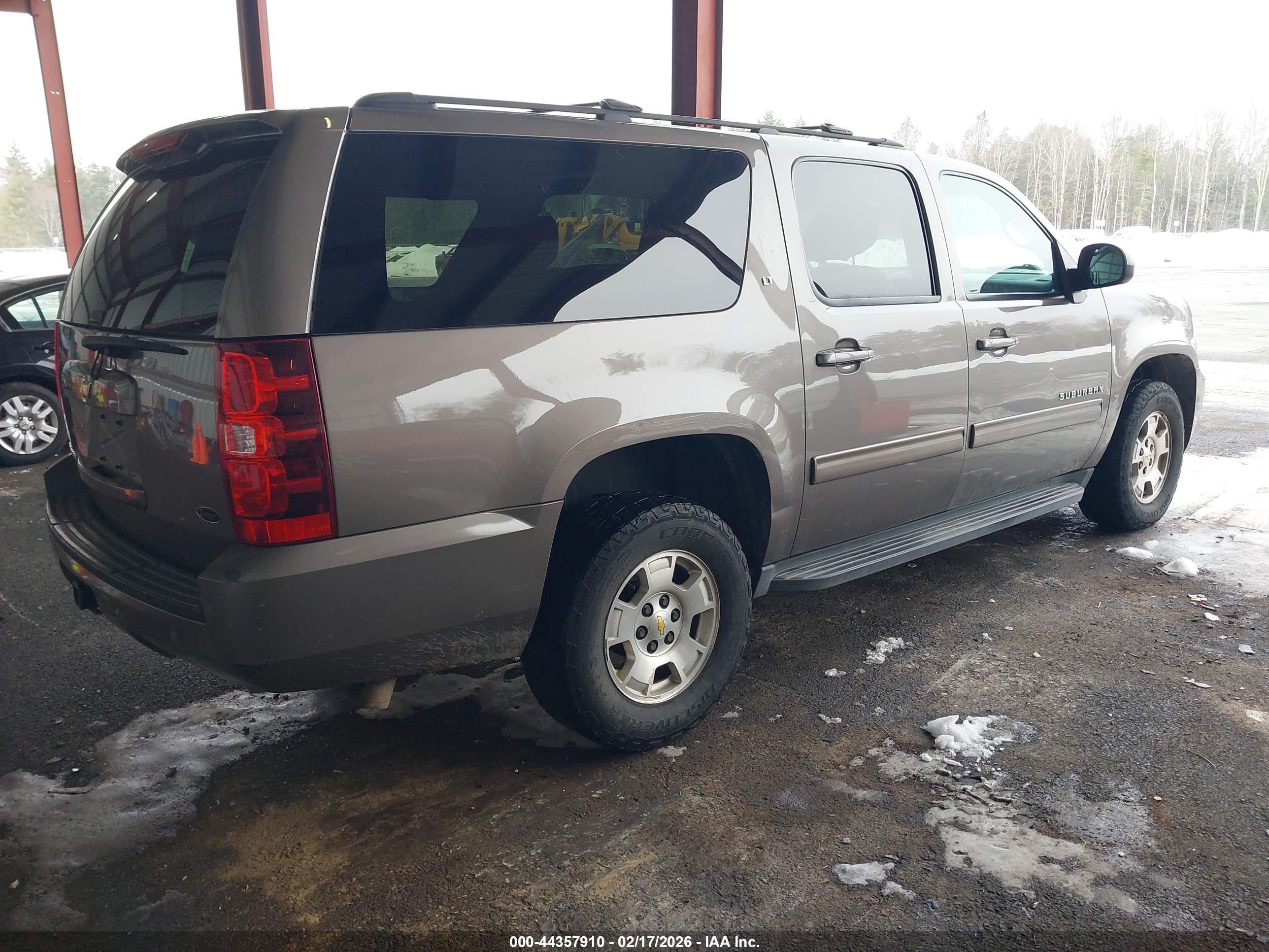CHEVROLET SUBURBAN image 4