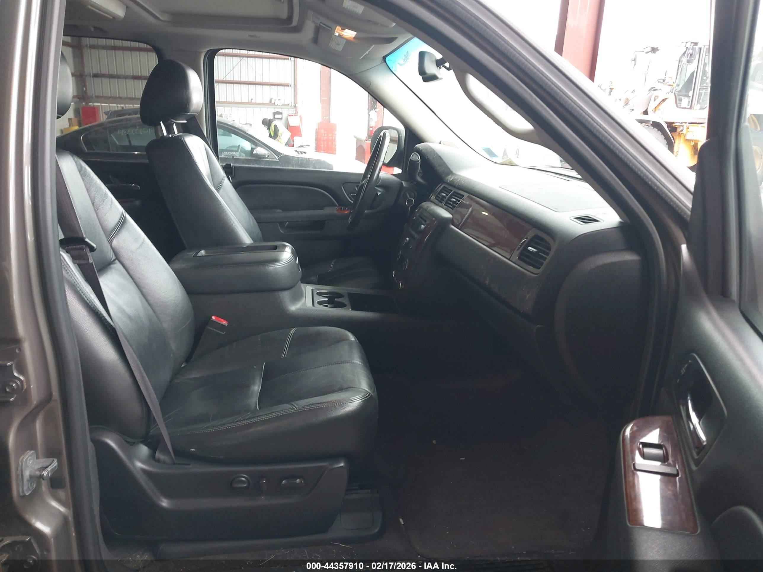 CHEVROLET SUBURBAN image 5