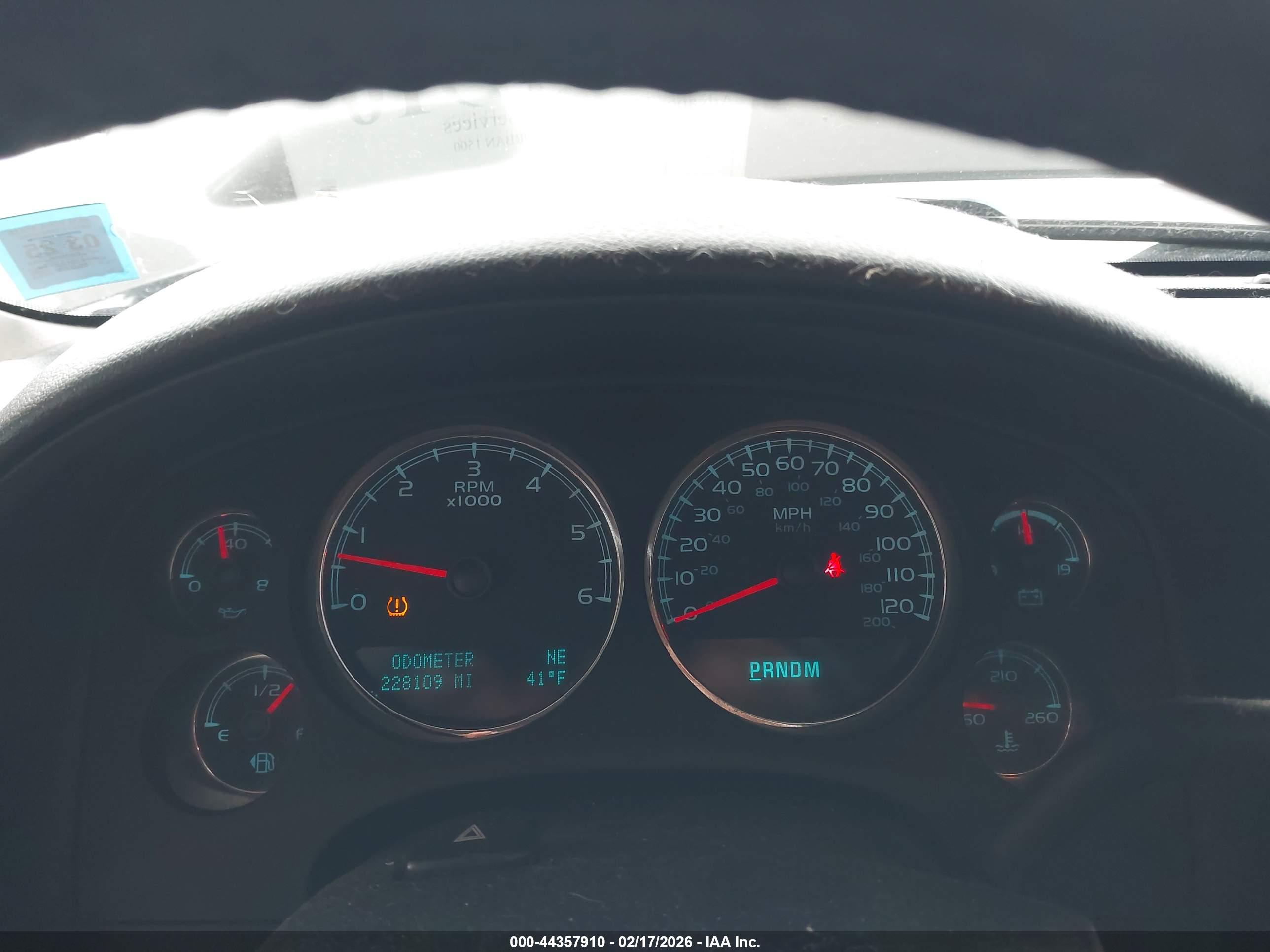 CHEVROLET SUBURBAN image 7