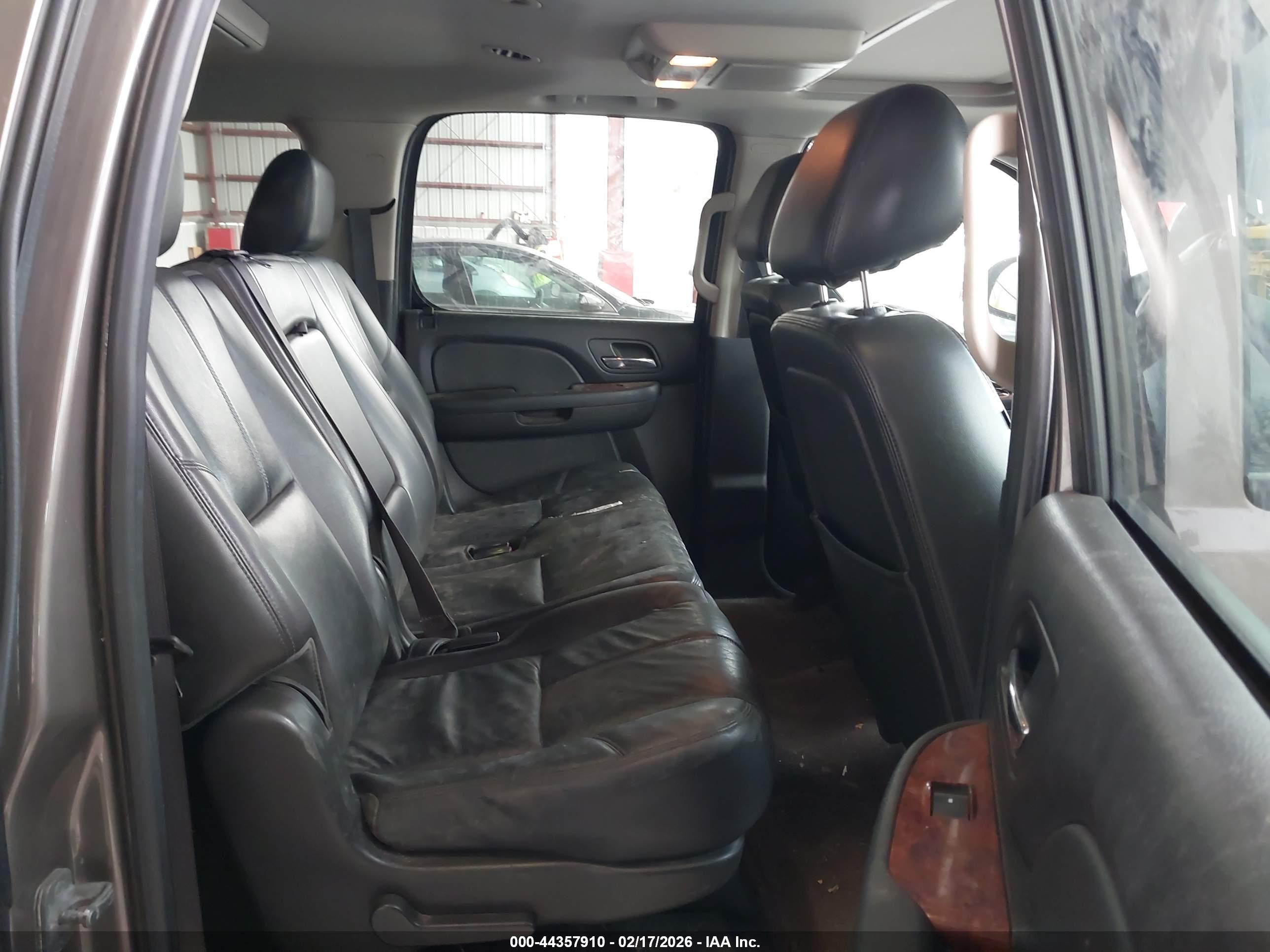 CHEVROLET SUBURBAN image 8