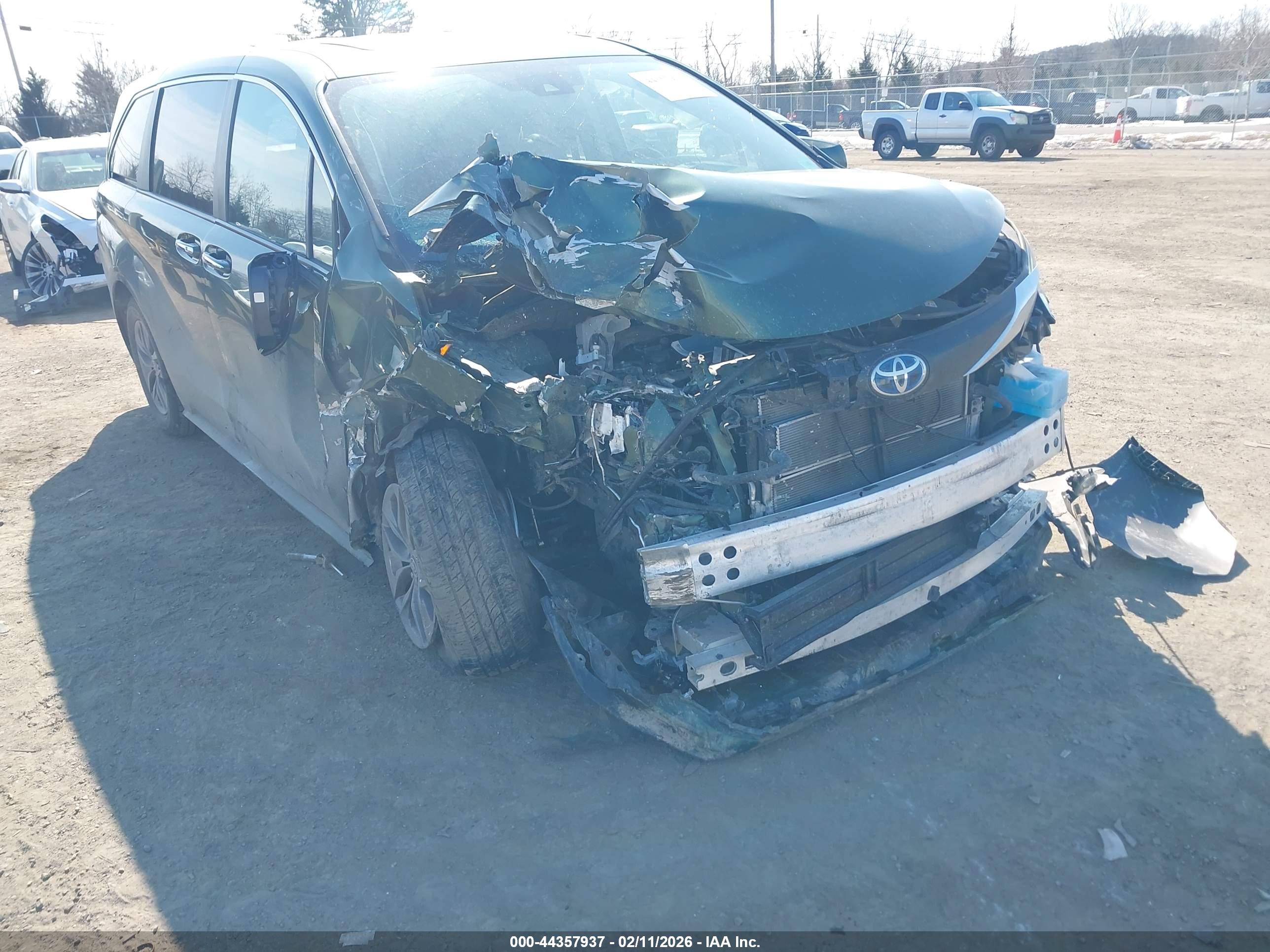 TOYOTA SIENNA image 6