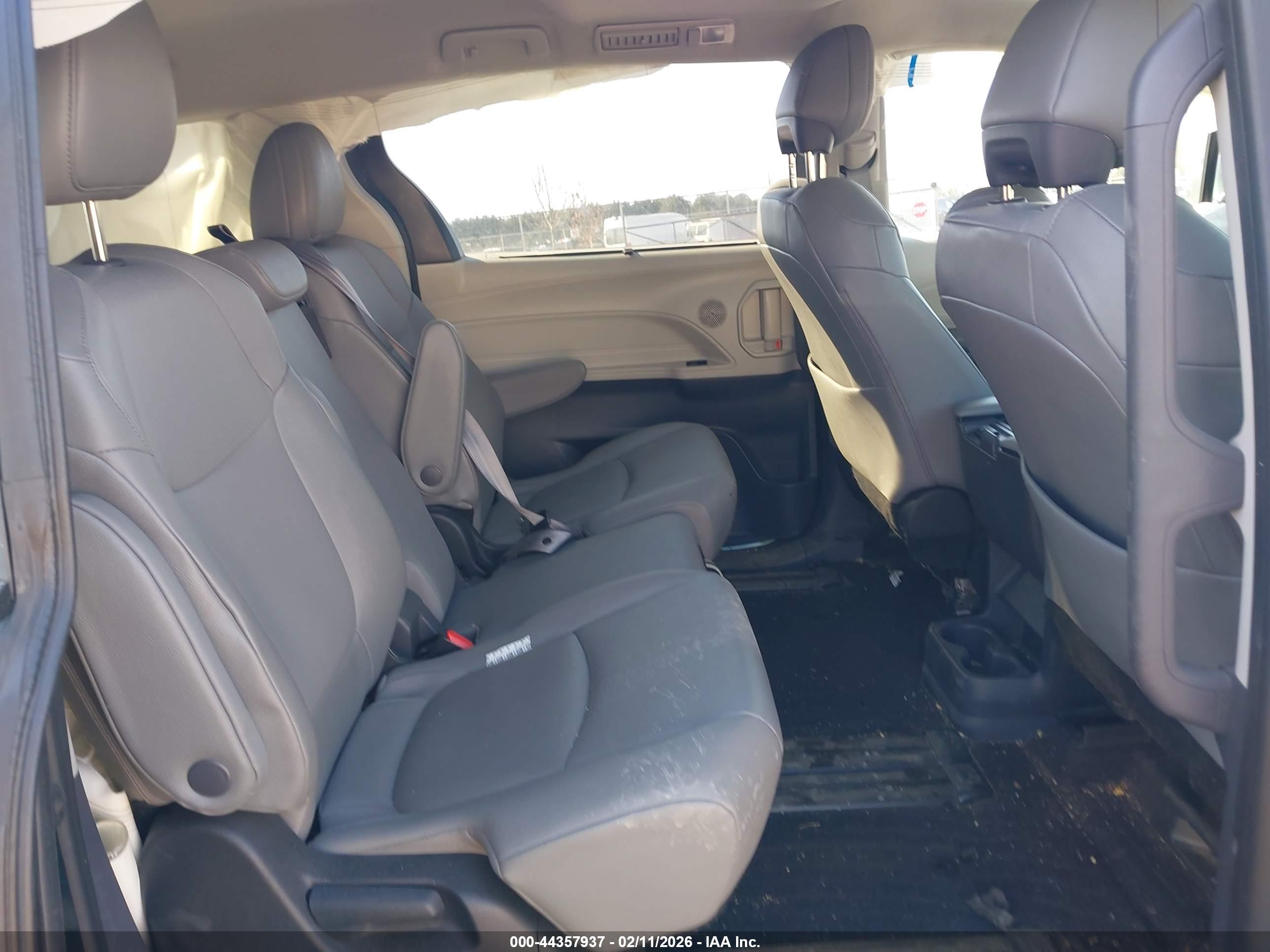 TOYOTA SIENNA image 8