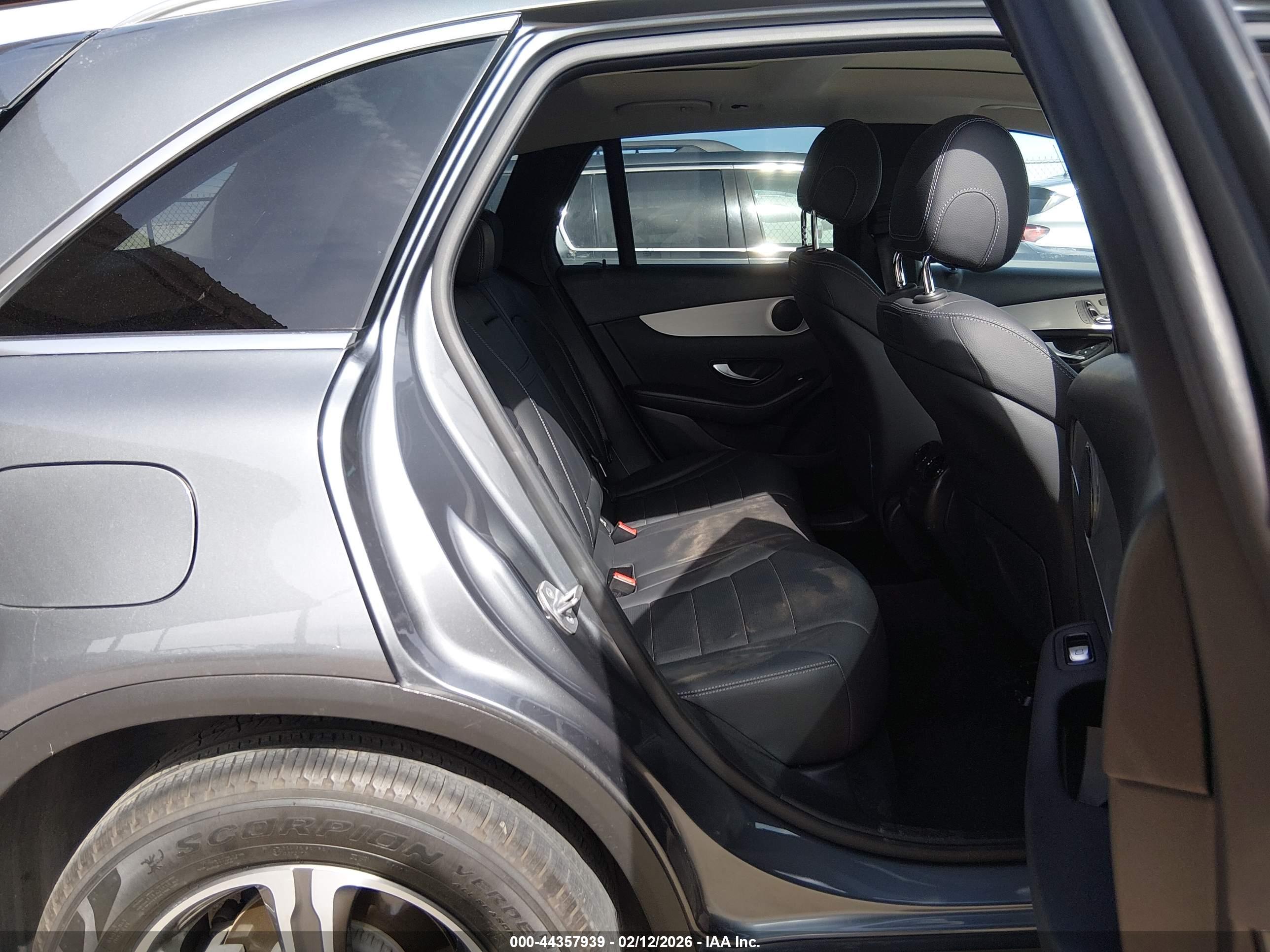 MERCEDES-BENZ GLC image 8