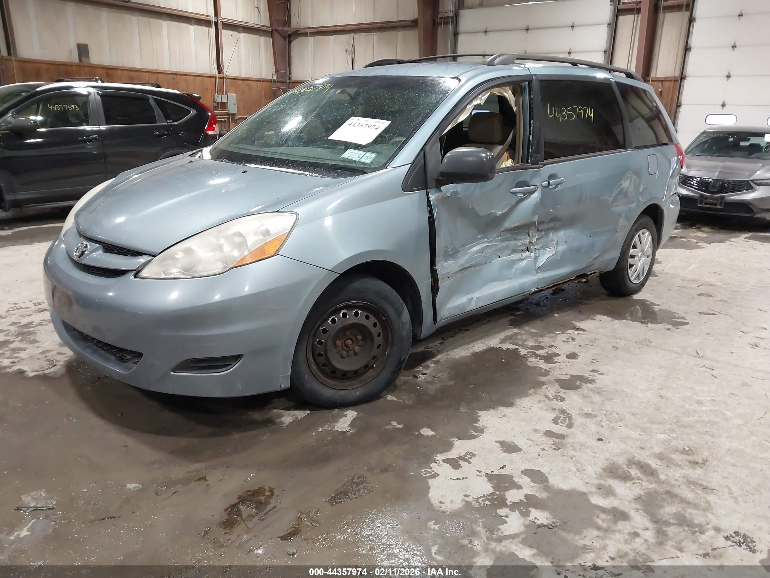 TOYOTA SIENNA image 2