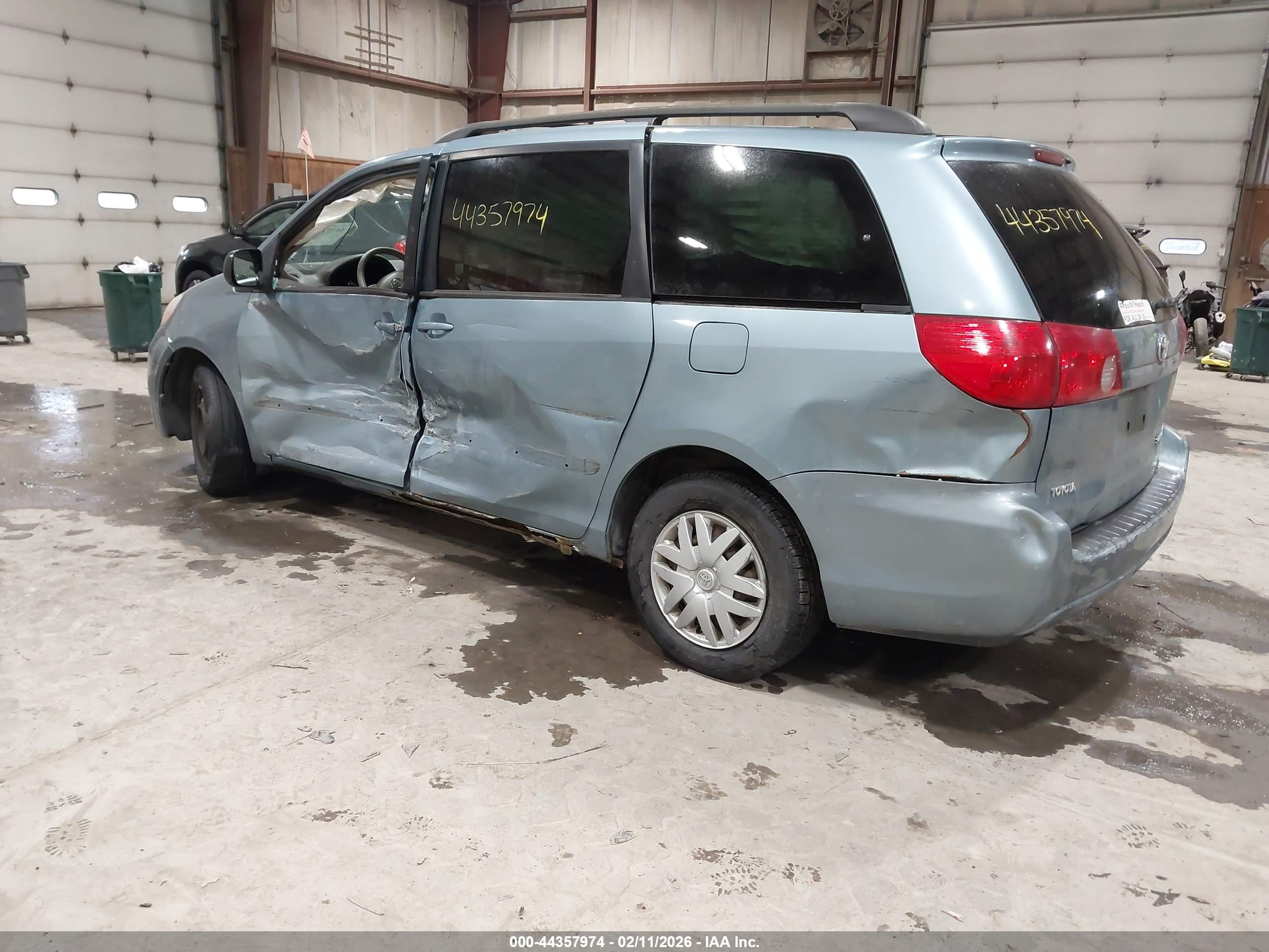 TOYOTA SIENNA image 3