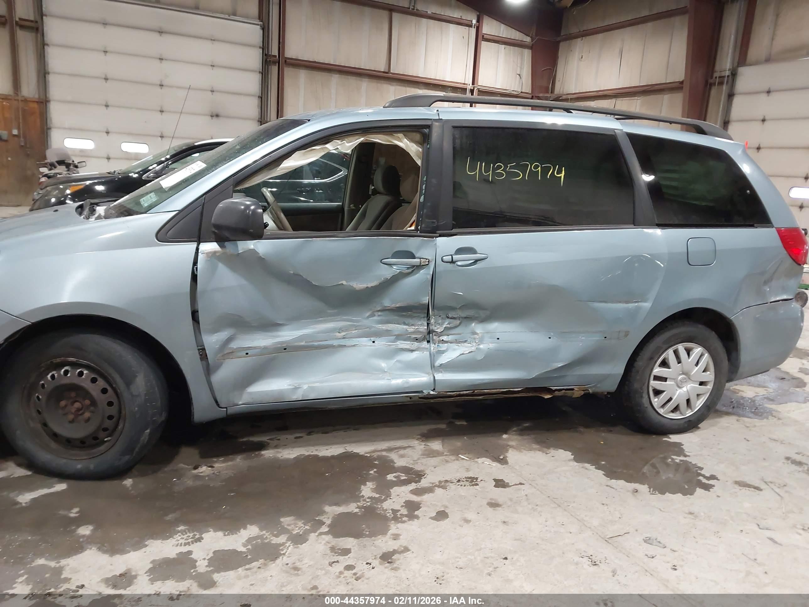 TOYOTA SIENNA image 6