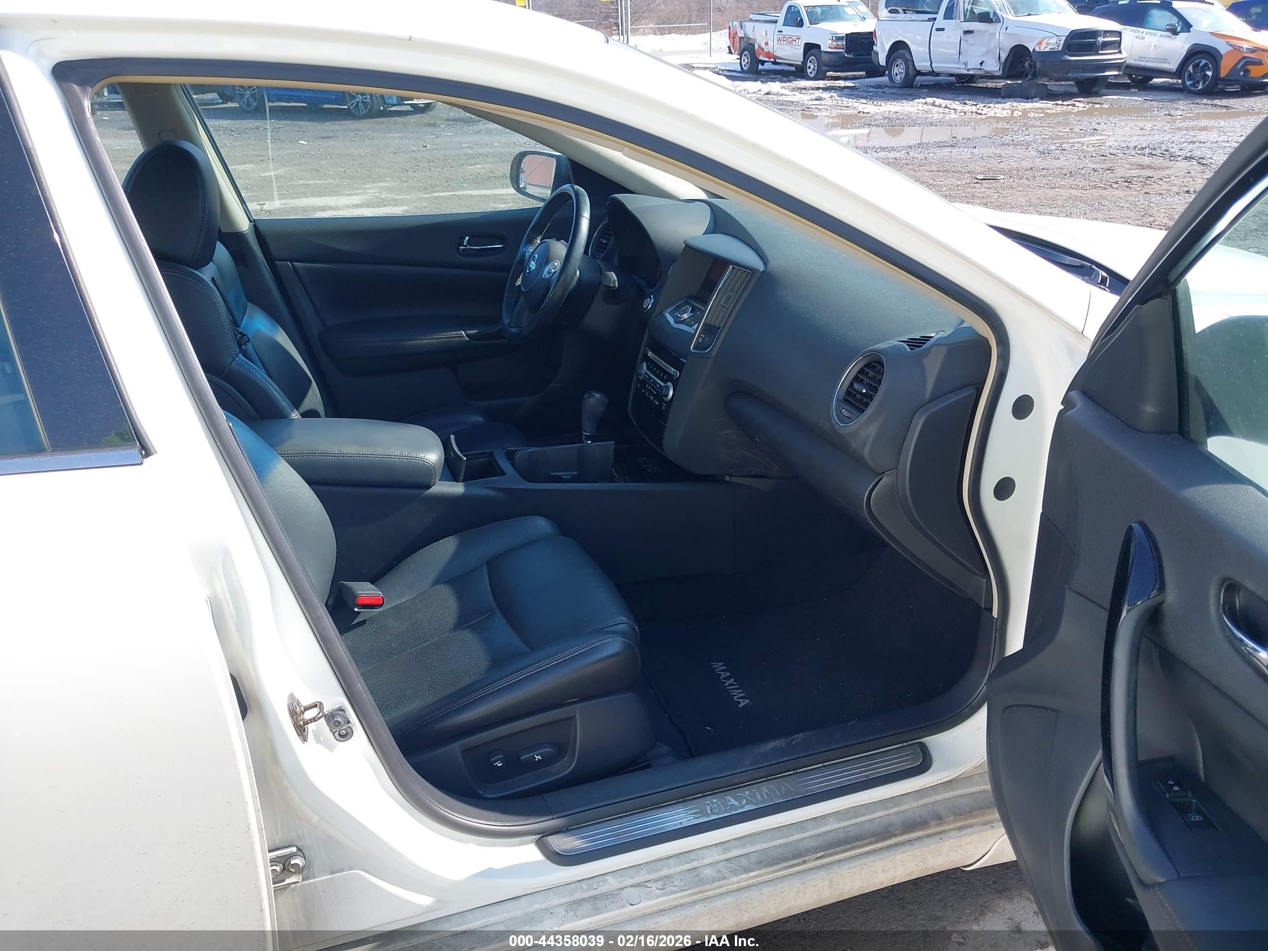 NISSAN MAXIMA image 5