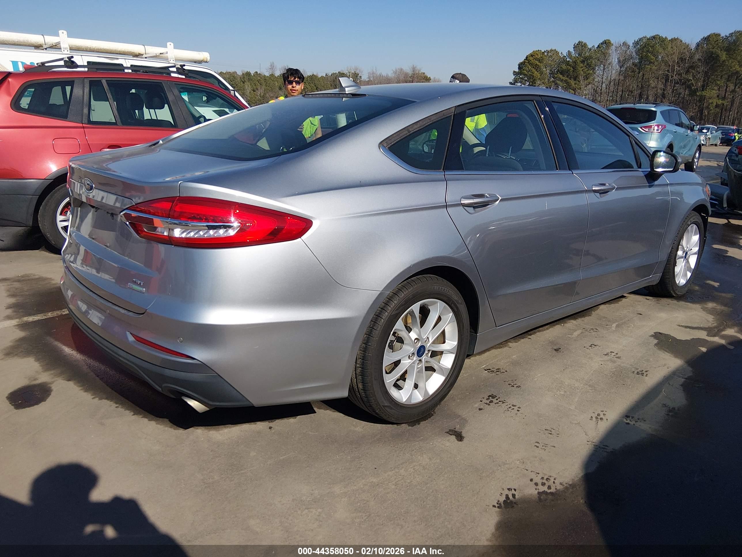 FORD FUSION image 4