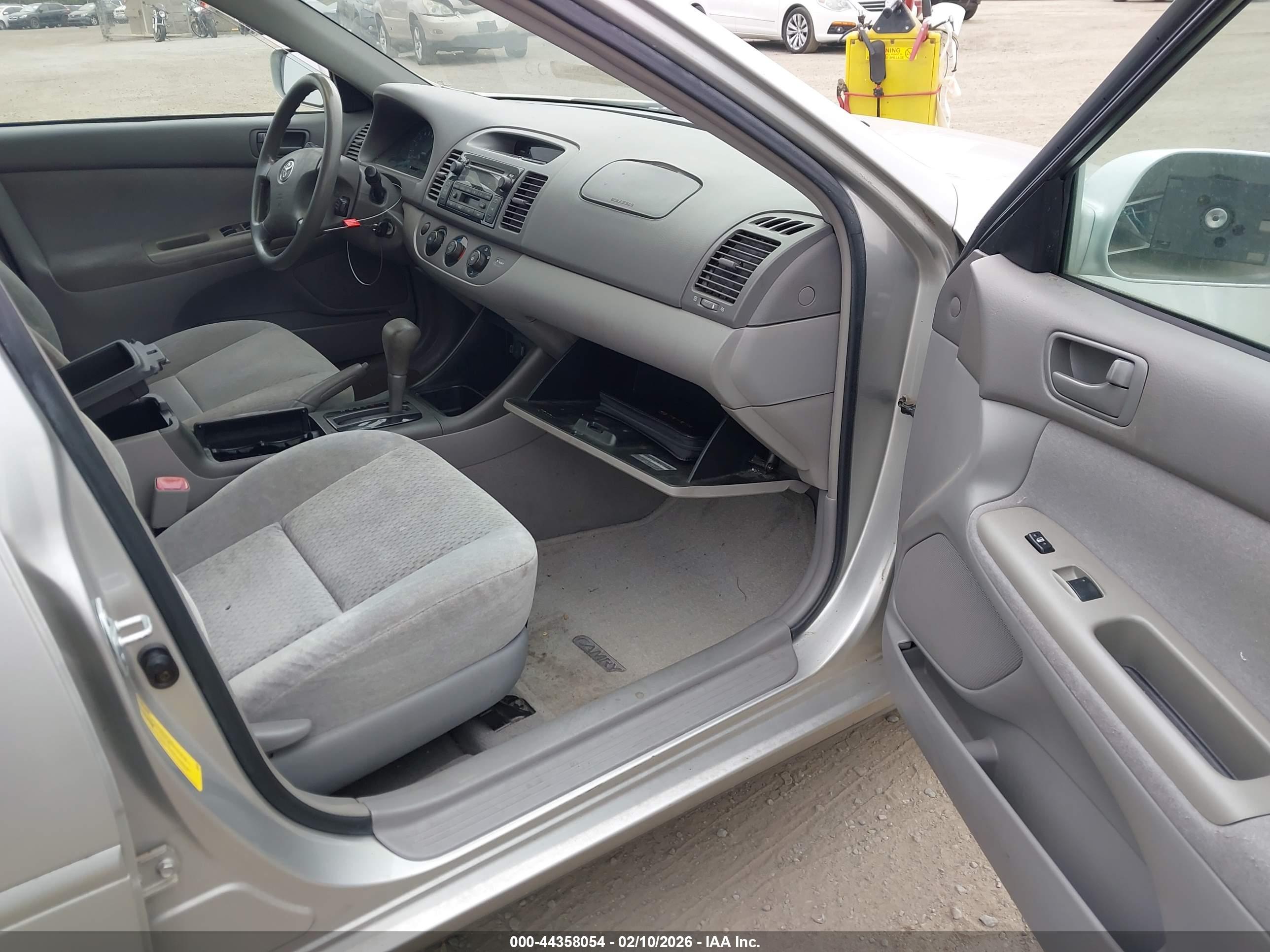 TOYOTA CAMRY image 5
