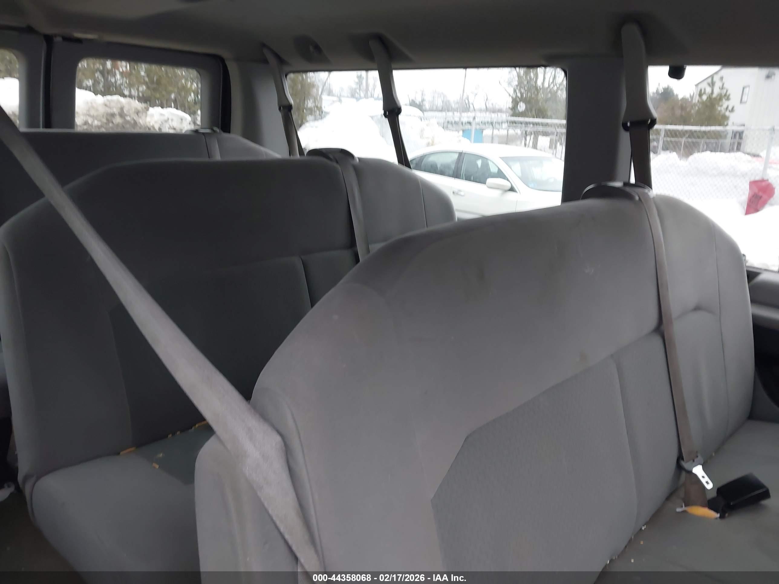 FORD E-350 image 8