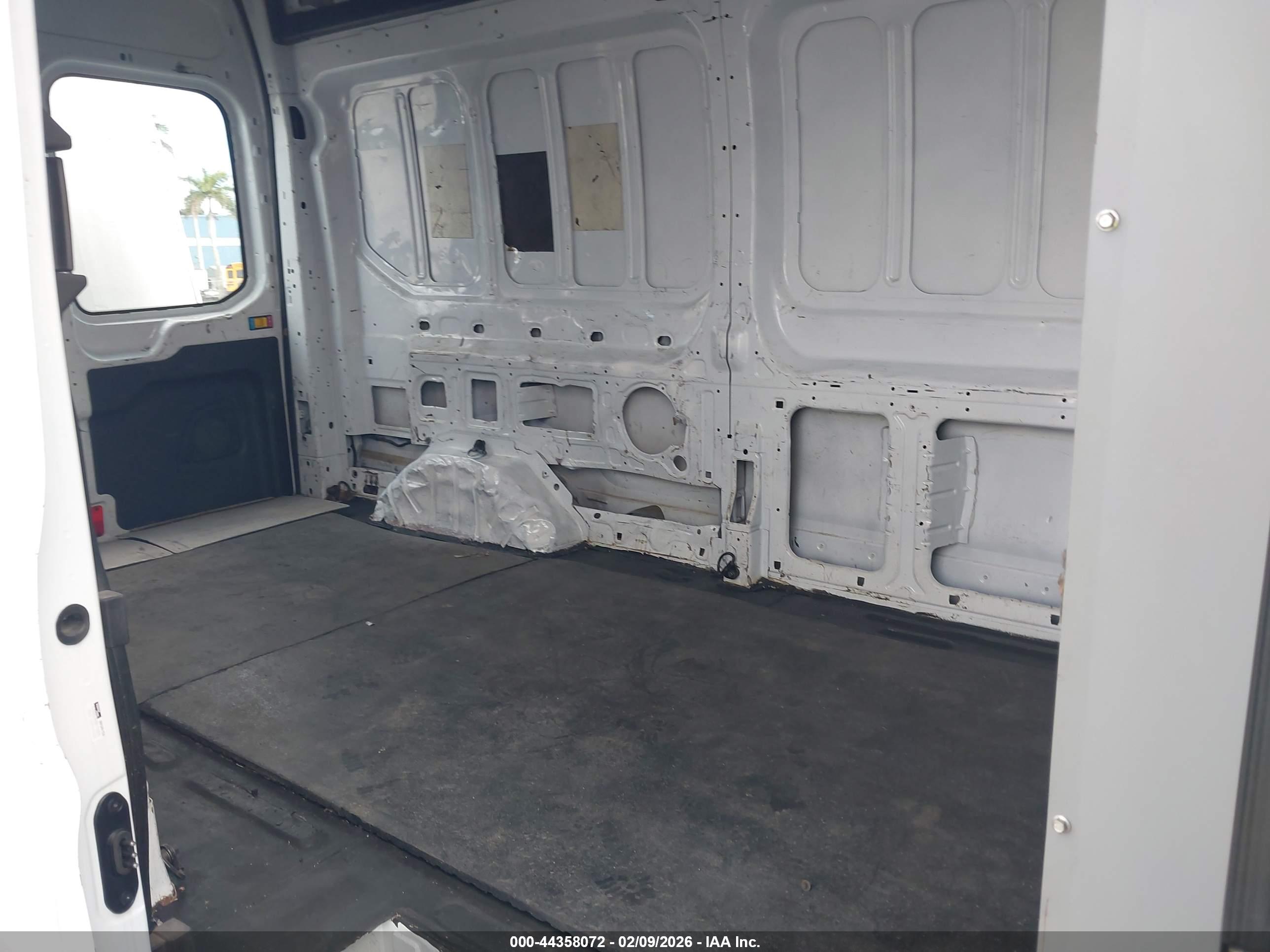 FORD TRANSIT-250 image 8