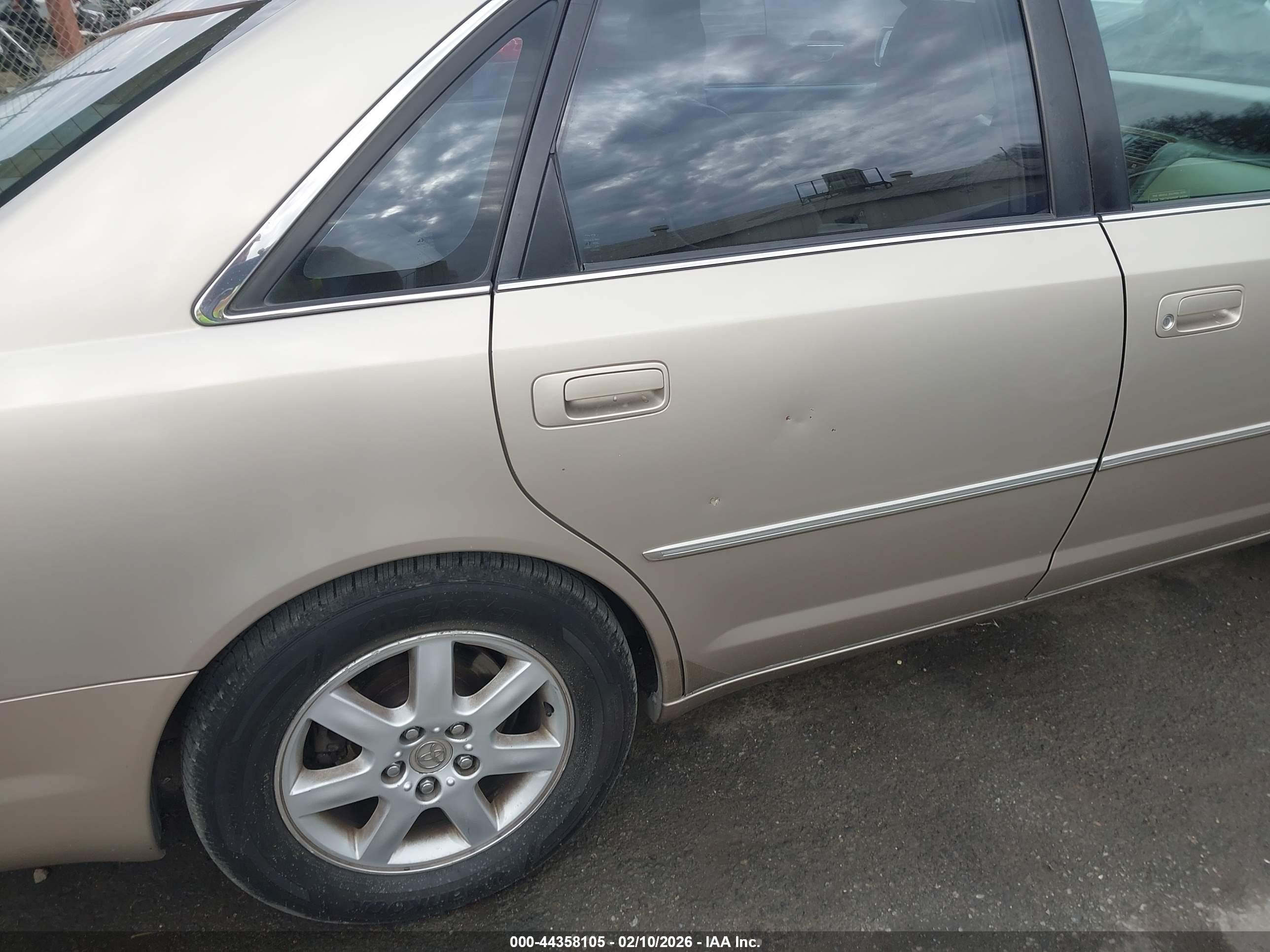 TOYOTA AVALON image 6
