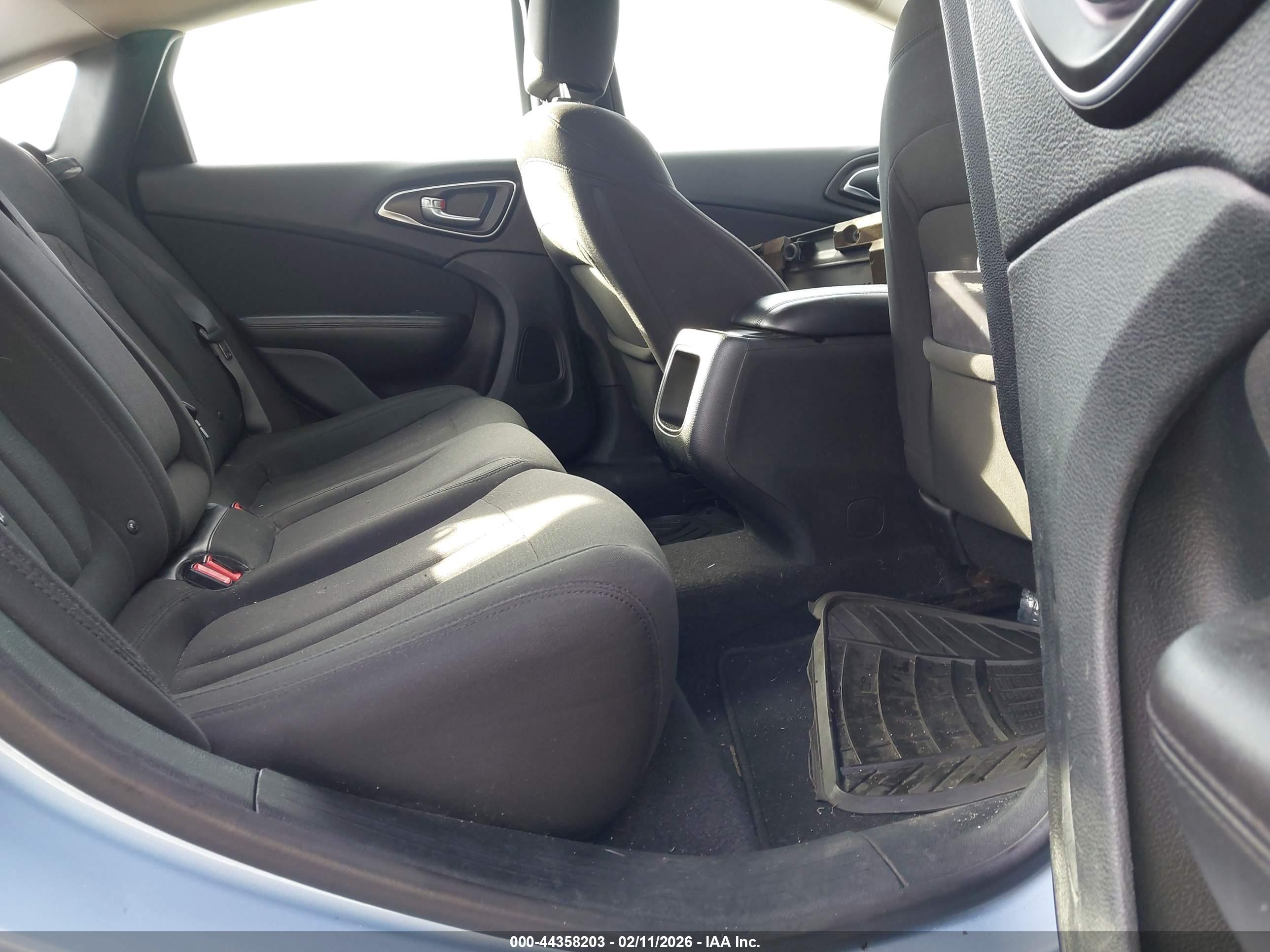 CHRYSLER 200 image 8