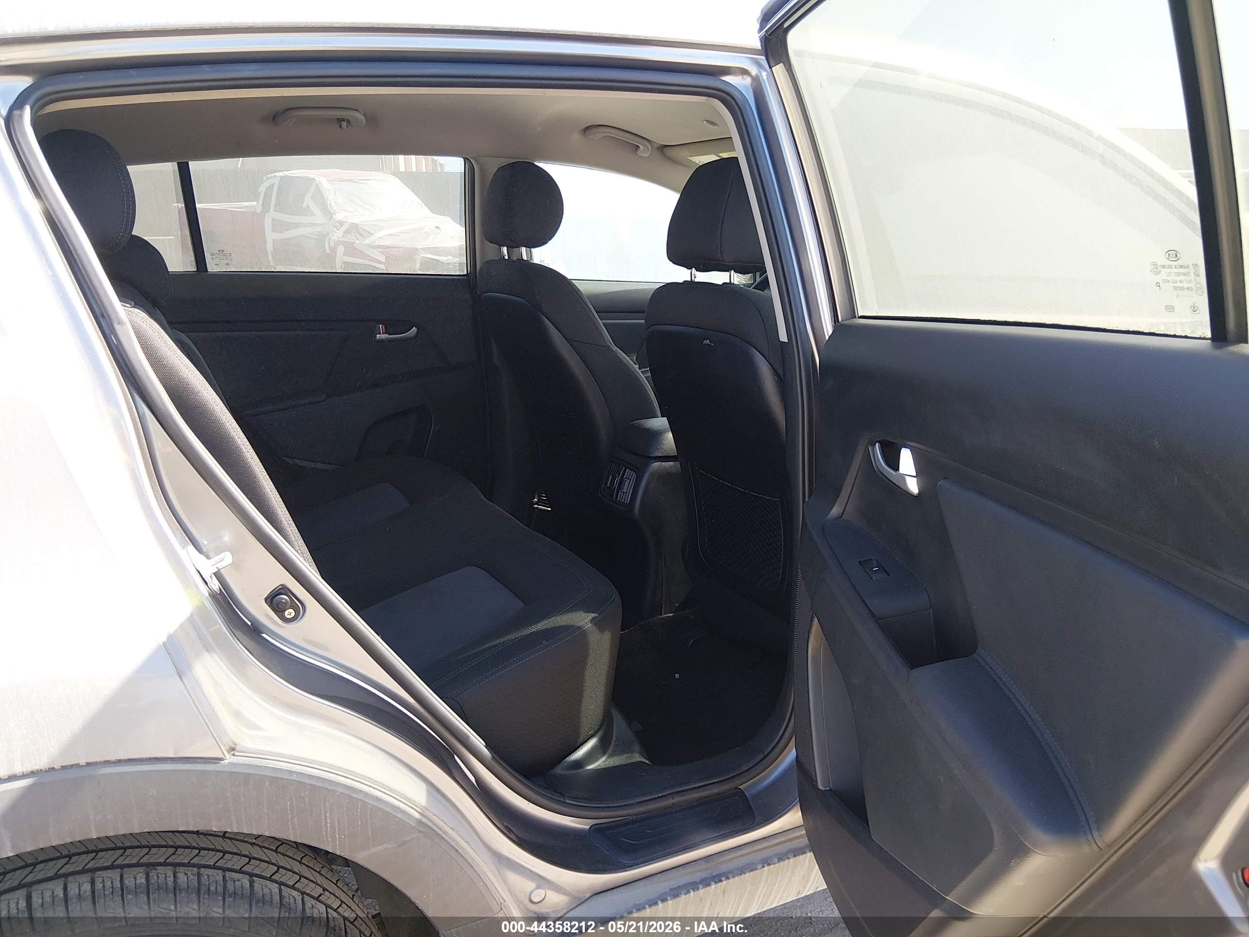 KIA SPORTAGE image 8