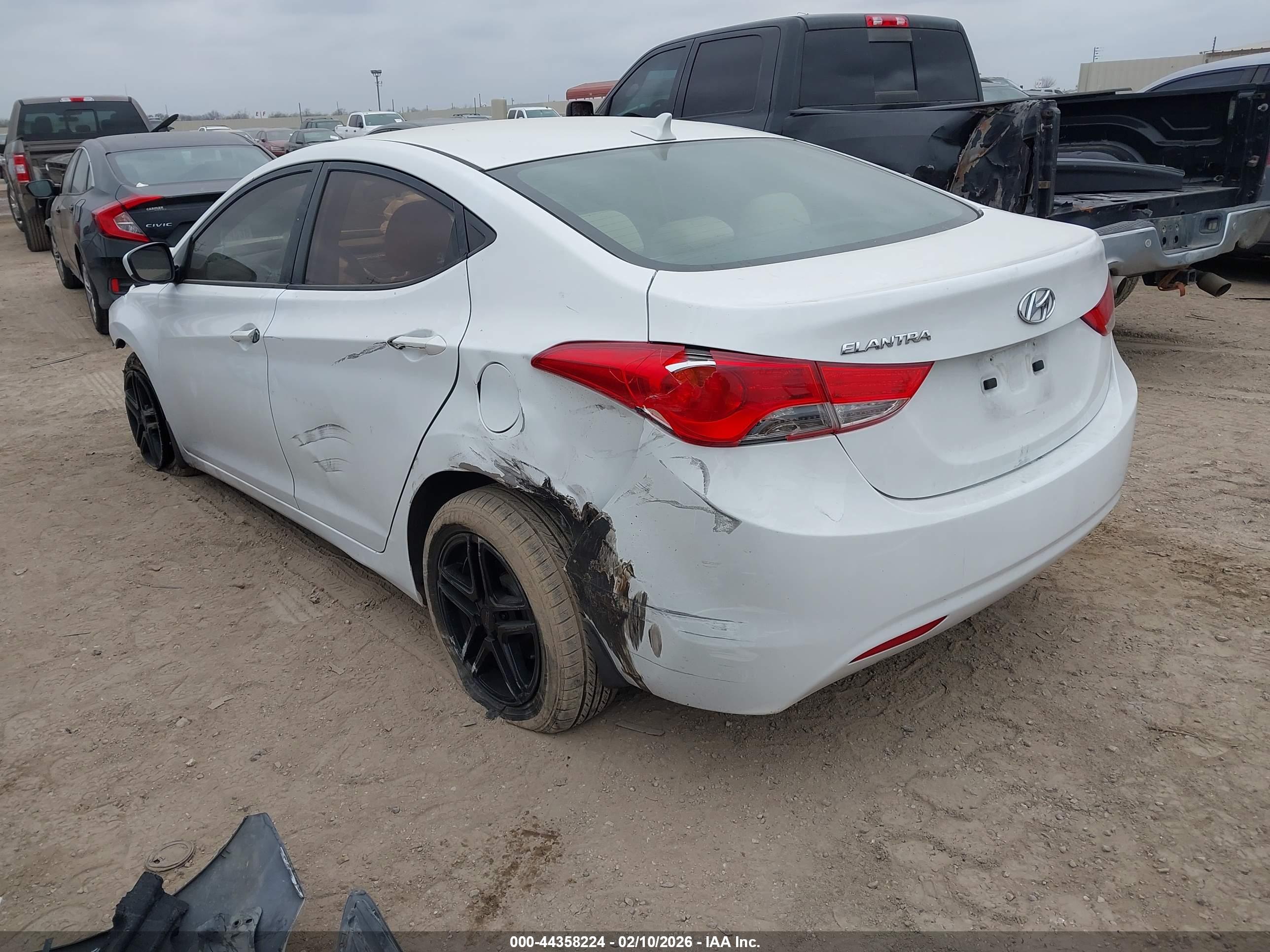 HYUNDAI ELANTRA image 3