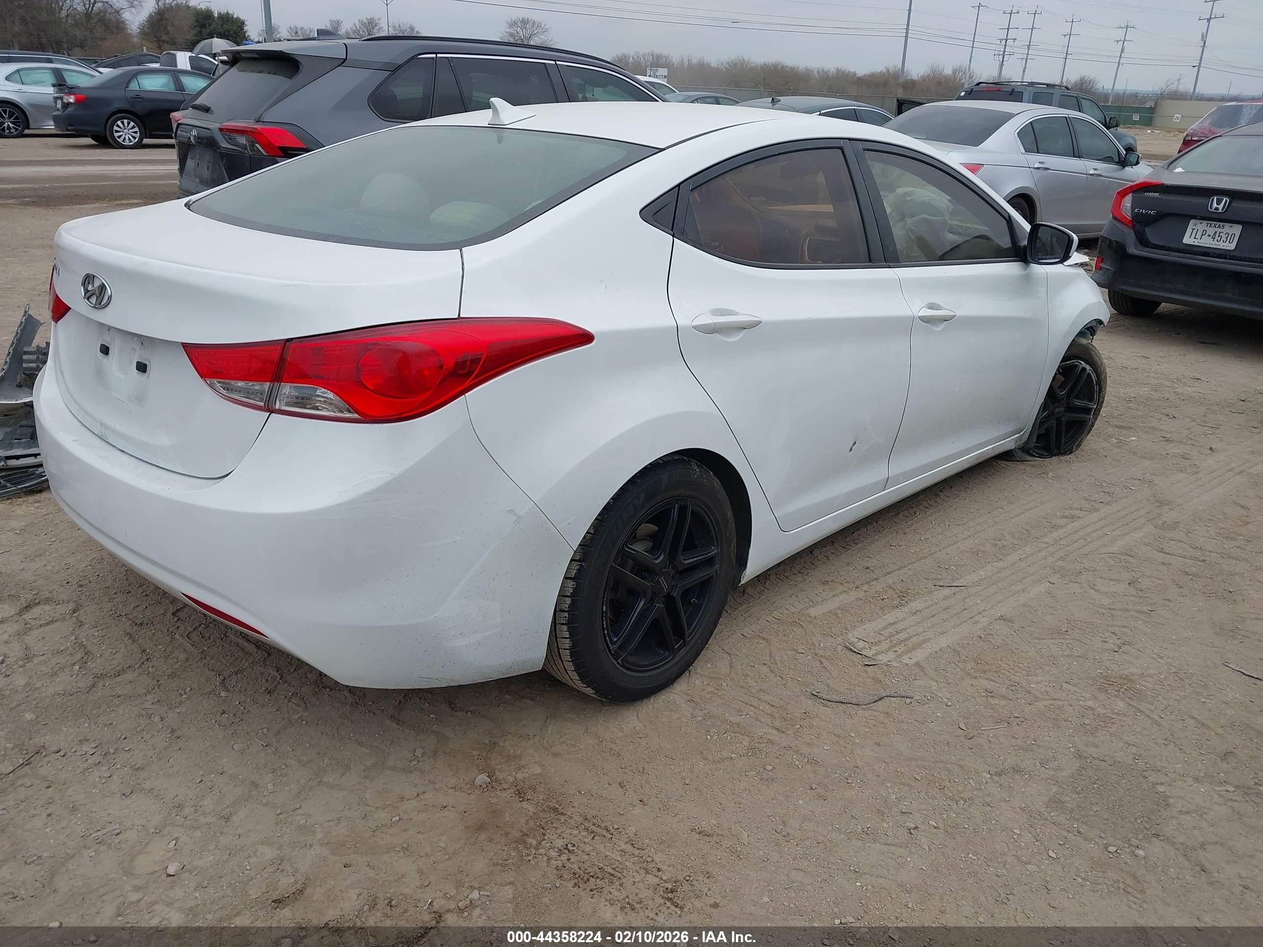 HYUNDAI ELANTRA image 4