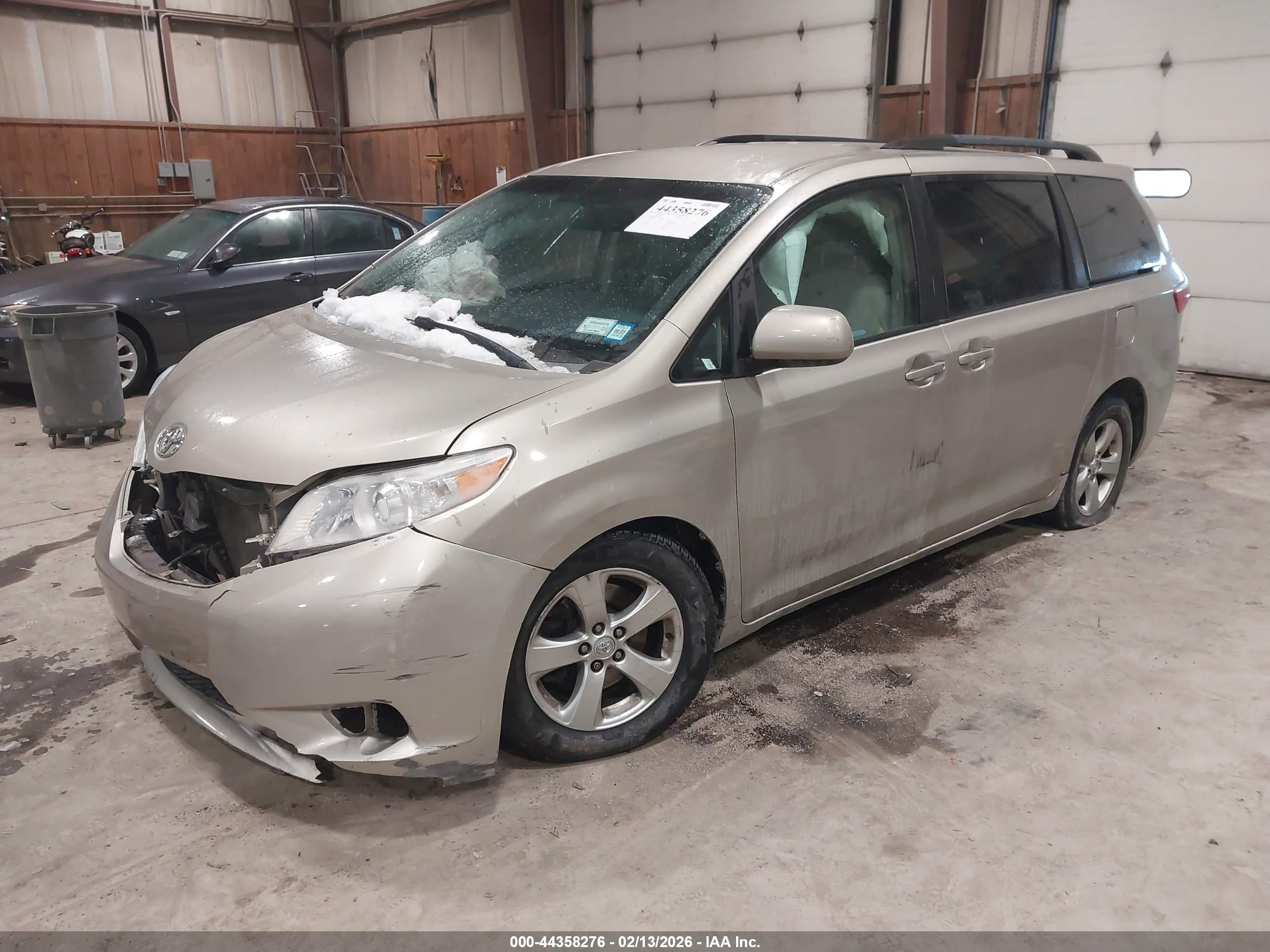 TOYOTA SIENNA image 2