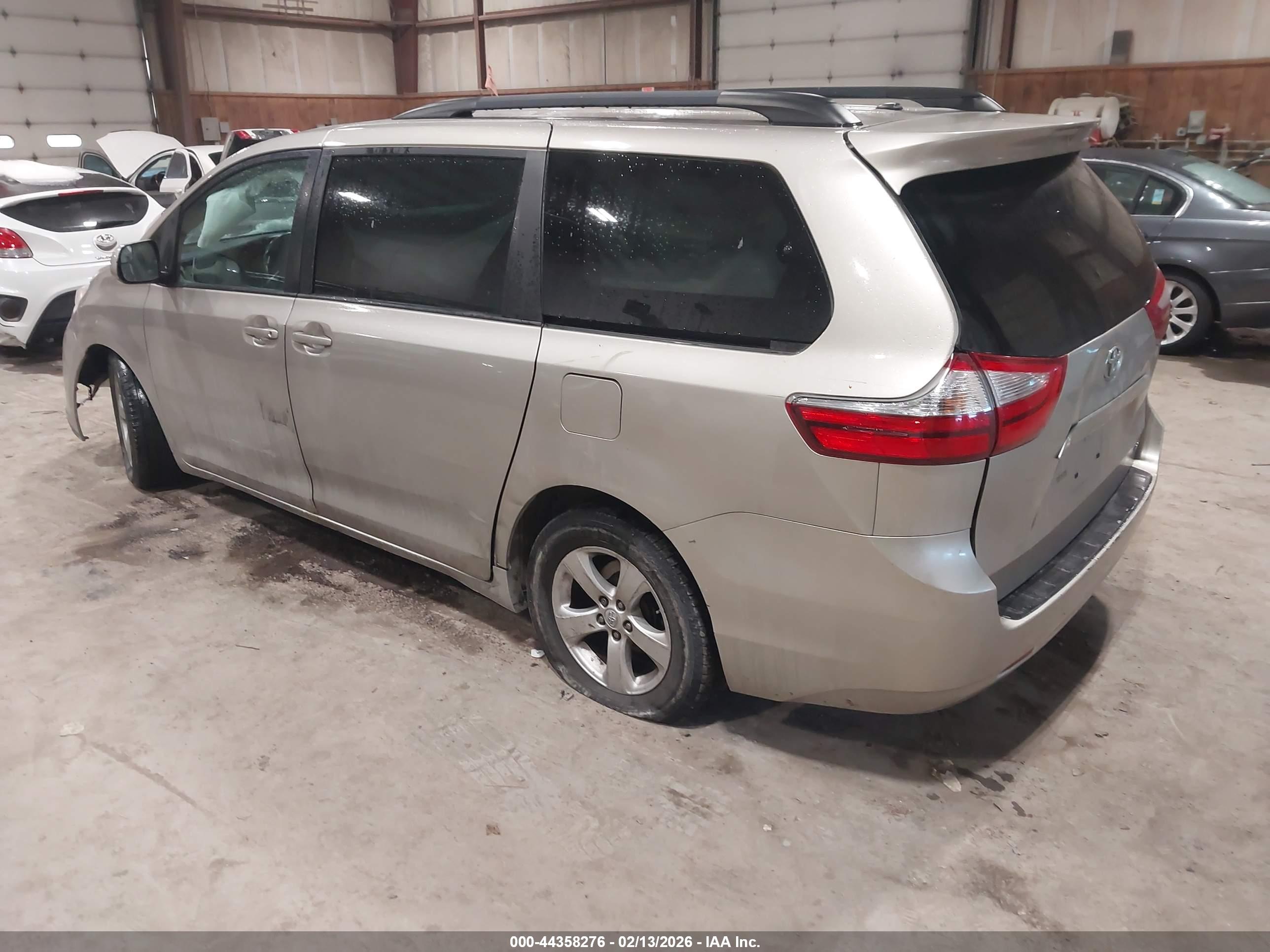 TOYOTA SIENNA image 3