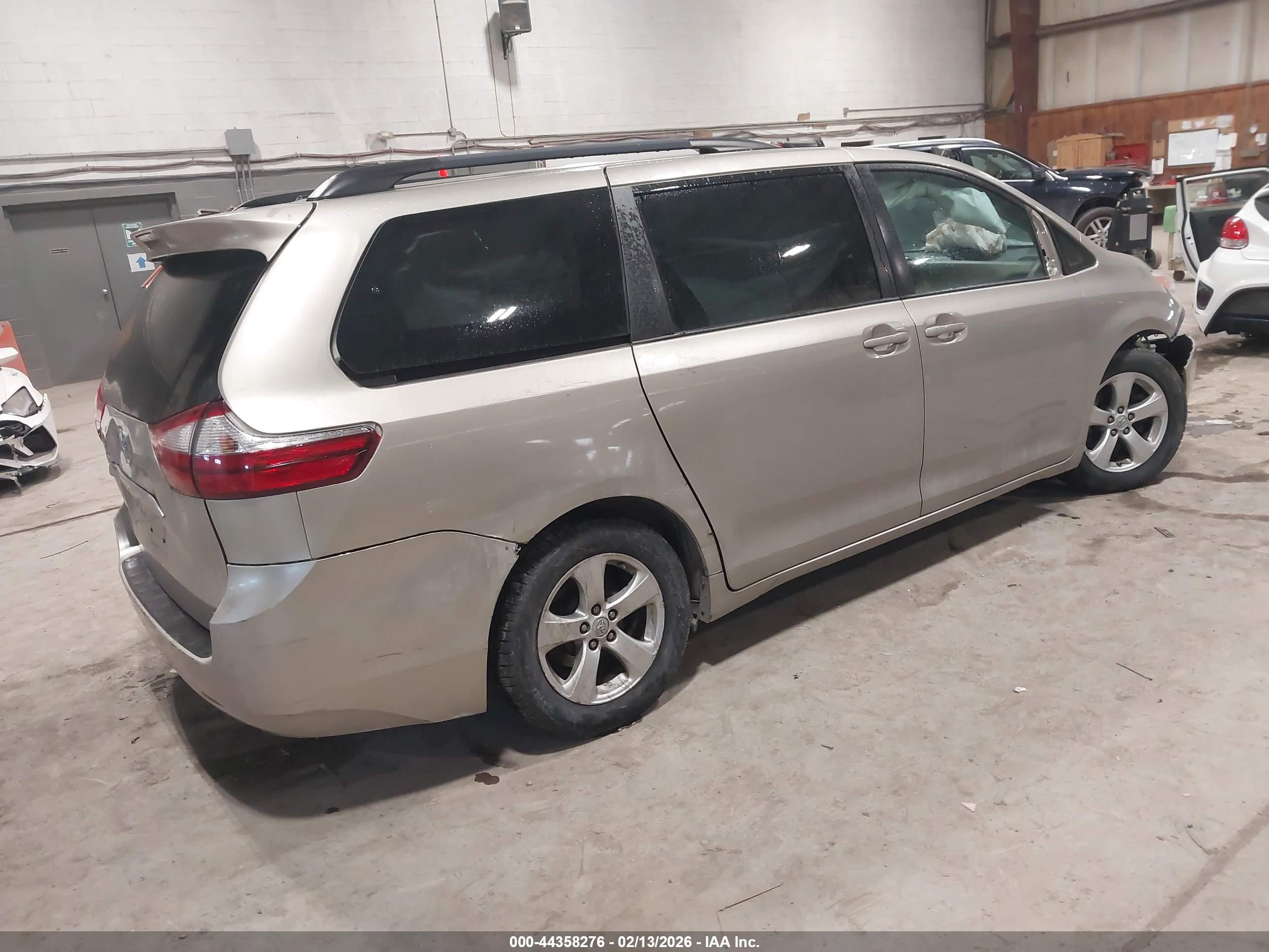 TOYOTA SIENNA image 4