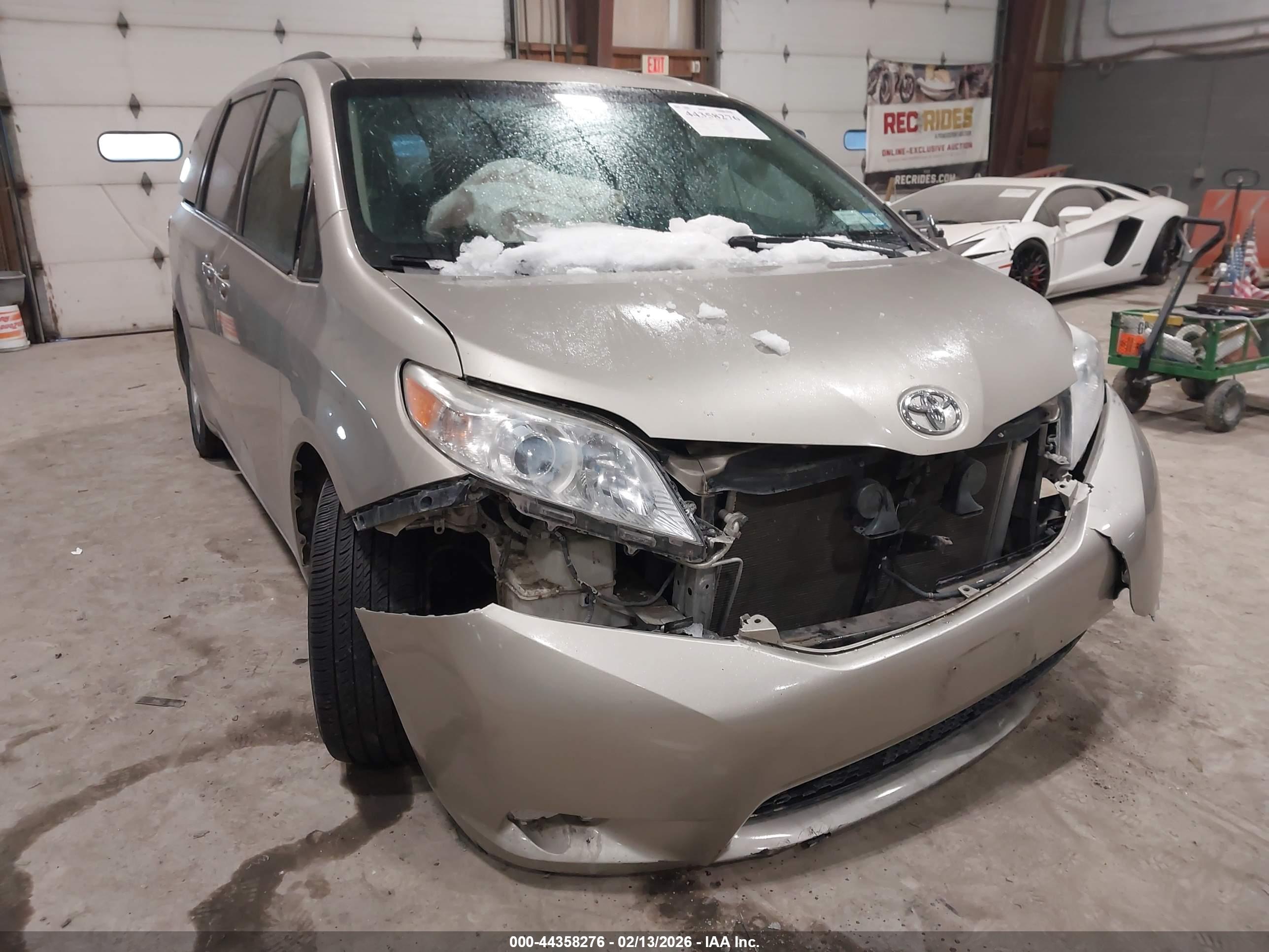 TOYOTA SIENNA image 6