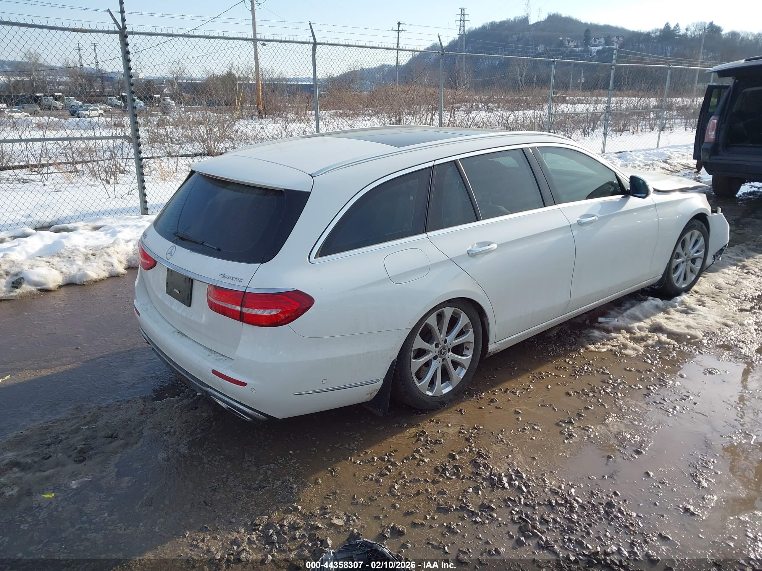 MERCEDES-BENZ E image 4
