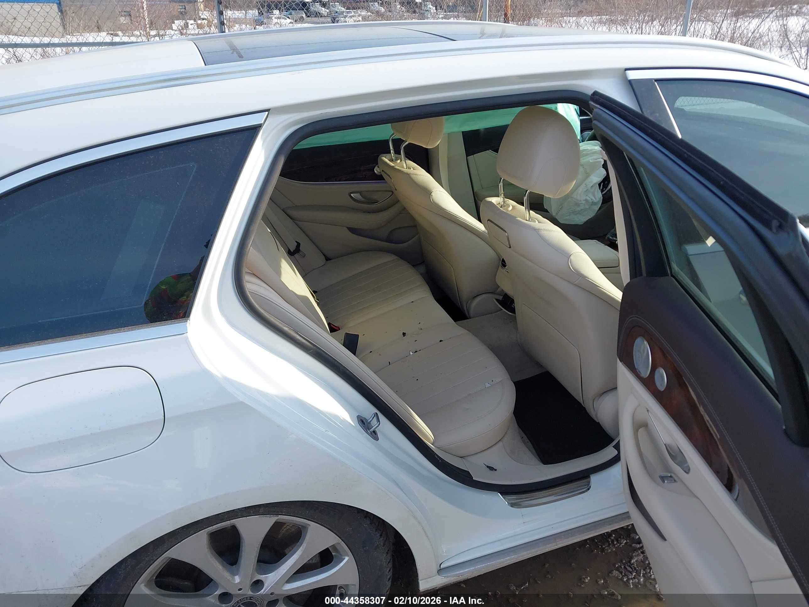 MERCEDES-BENZ E image 8