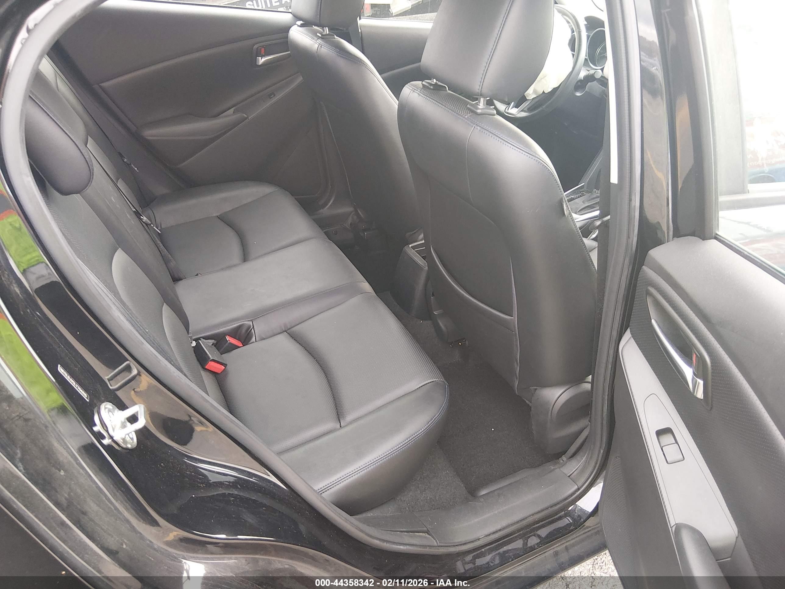 TOYOTA YARIS image 8
