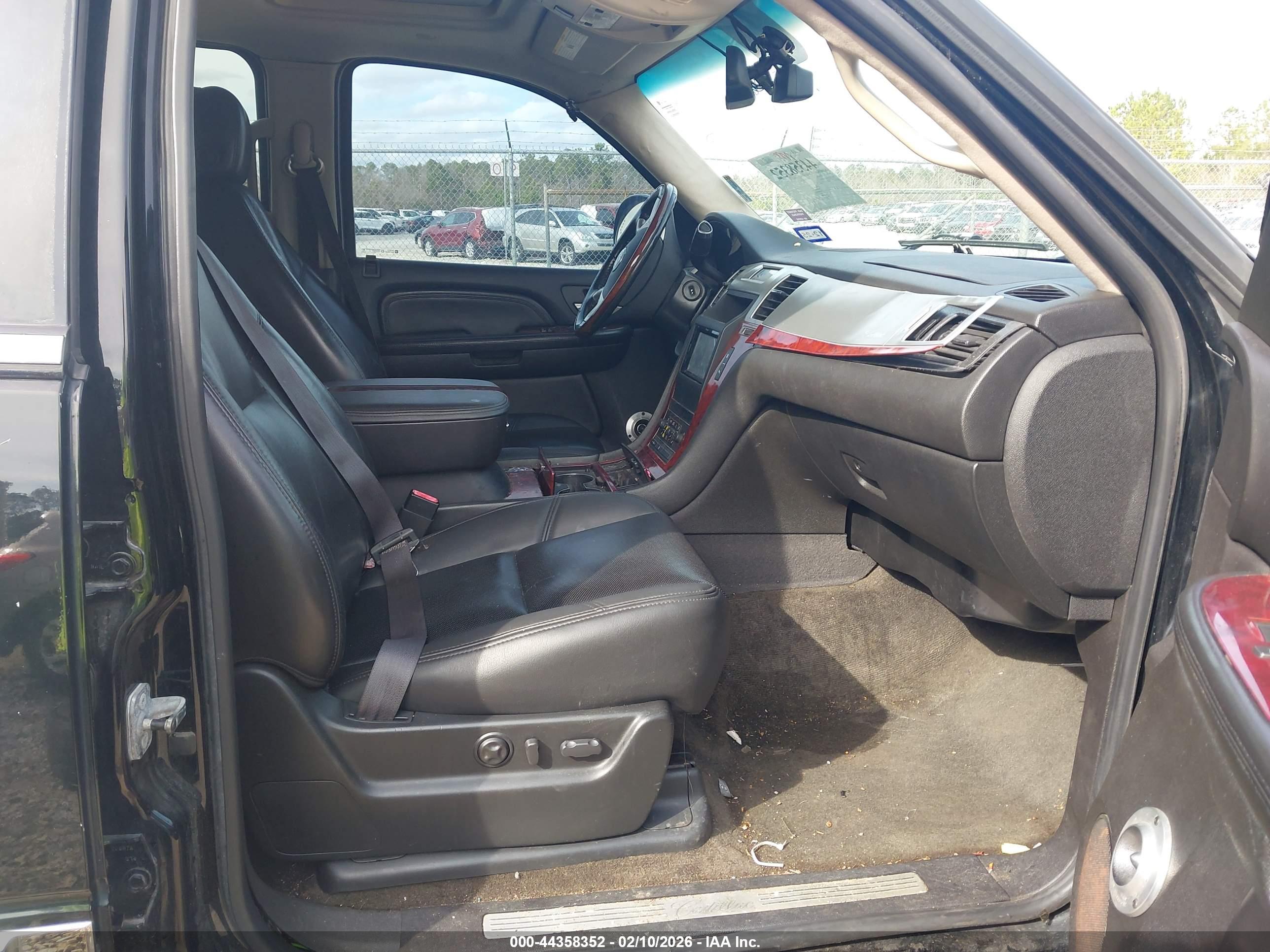CADILLAC ESCALADE image 5