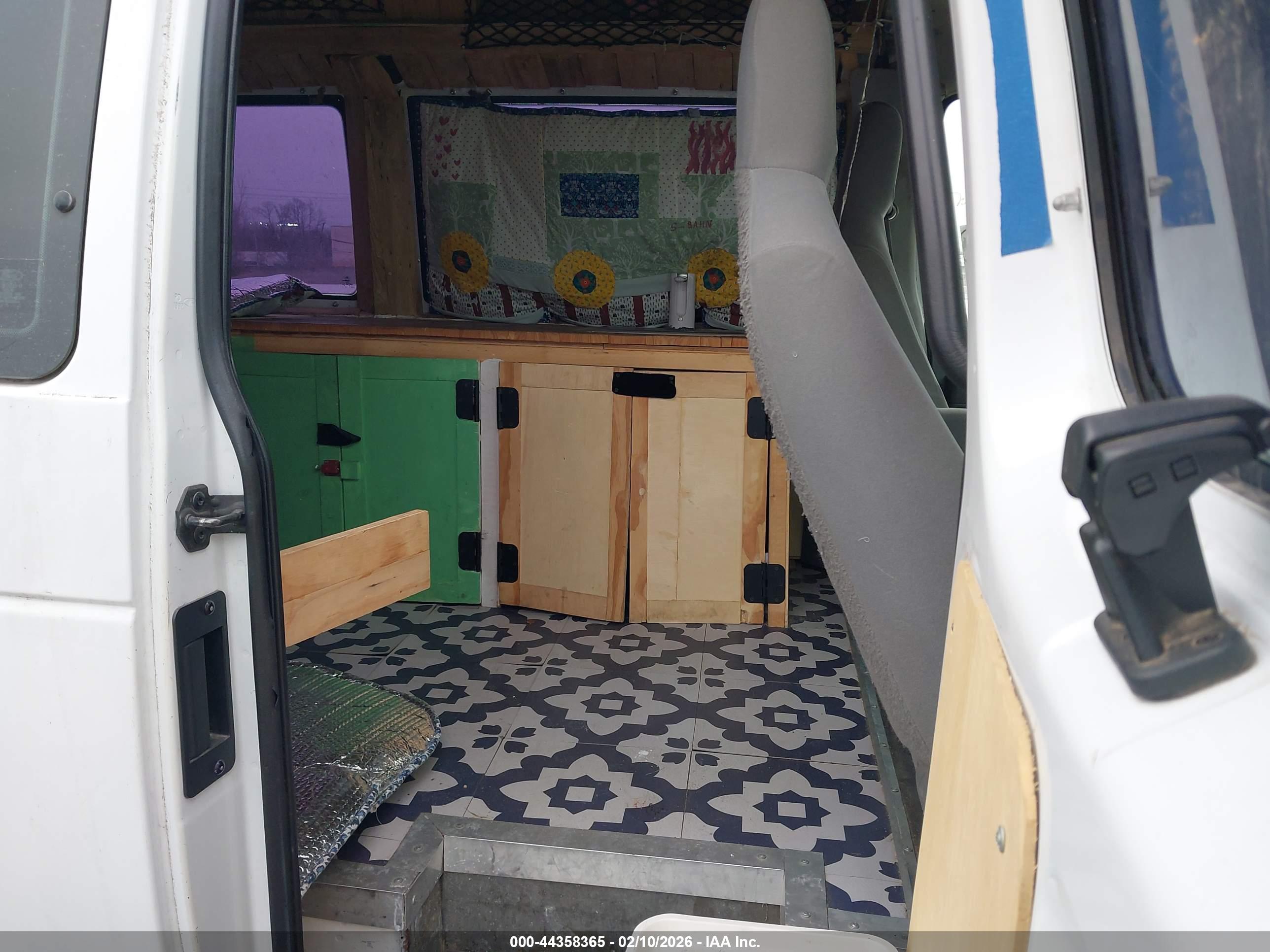 FORD E-250 image 8